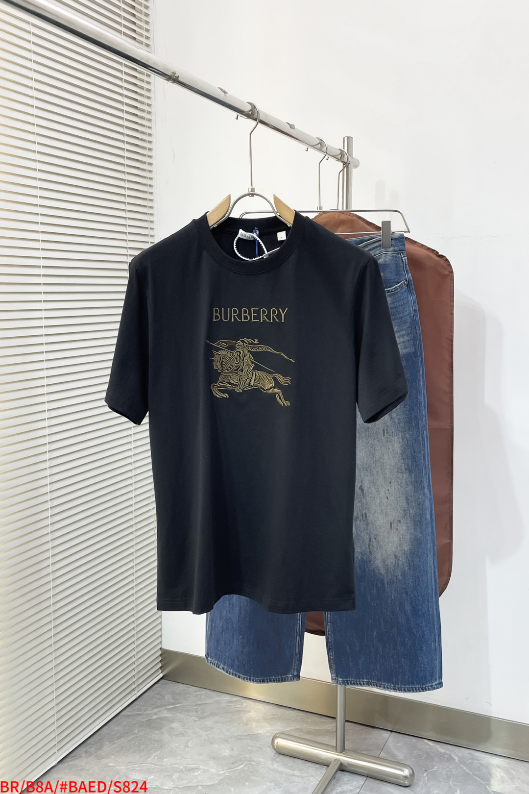 NO:729450,Replaced after the end of the year S824 BR BURBERRY 26SS new spring and summer short-sleeved. The front uses machine embroidered war horse LOGO technology on the neckline and integrates the Burberry letter logo design to highlight the brand recognition. It is made of high-count and high-density 80-count double-ply cotton. The upper body is comfortable and breathable, soft, delicate and micro-elastic. High-quality fabrics. Sizes S-XL are available in three standards, burberry, T-shirt,19860909年后退换 S824 BR BURBERRY 26SS春夏新品短袖 正面采用领口机器刺绣战马LOGO工艺融入 Burberry 字母徽标设计,彰显品牌辨识度,采用高支数高密度80支双股棉,上身舒适透气、柔软细腻微弹、高品质面料 尺码S-XL 三标齐全,,burberry,T-shirt,,Men's clothing