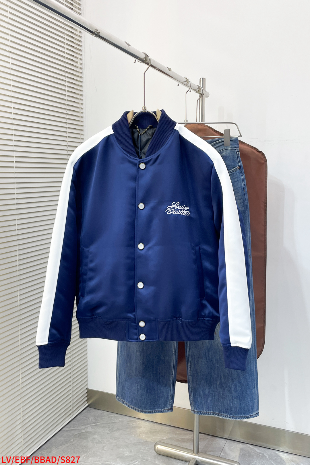 NO:729459,S827 LV forest horse embroidered jacket. This Yokosuka jacket is technical silk satin dipped in rich tones. The Louis Vuitton logo is embellished on the chest, and the Monogram Hlorses Tapestry pattern on the back is exquisitely embroidered over the Monogram print. The refreshing sleeve ribbons and pearlescent buttons complete the elegant configuration. Available in three sizes, S-XL, Louis Vuitton, Louis Vuitton, jackets & coats,19860909年后退换 S827 LV 树林骏马刺绣款夹克 本款横须贺夹克为科技丝缎浸染浓郁色调.路易威登标识点缀胸前,后部Monogram Hlorses Tapestry 图案将精美刺绣覆于 Monogram 印花之上.清爽衣袖饰带与珠光纽扣完善闲雅构型. 尺码 S-XL 三标齐全,,louis vuitton,louis vuitton,jackets & coats,,Men's clothing