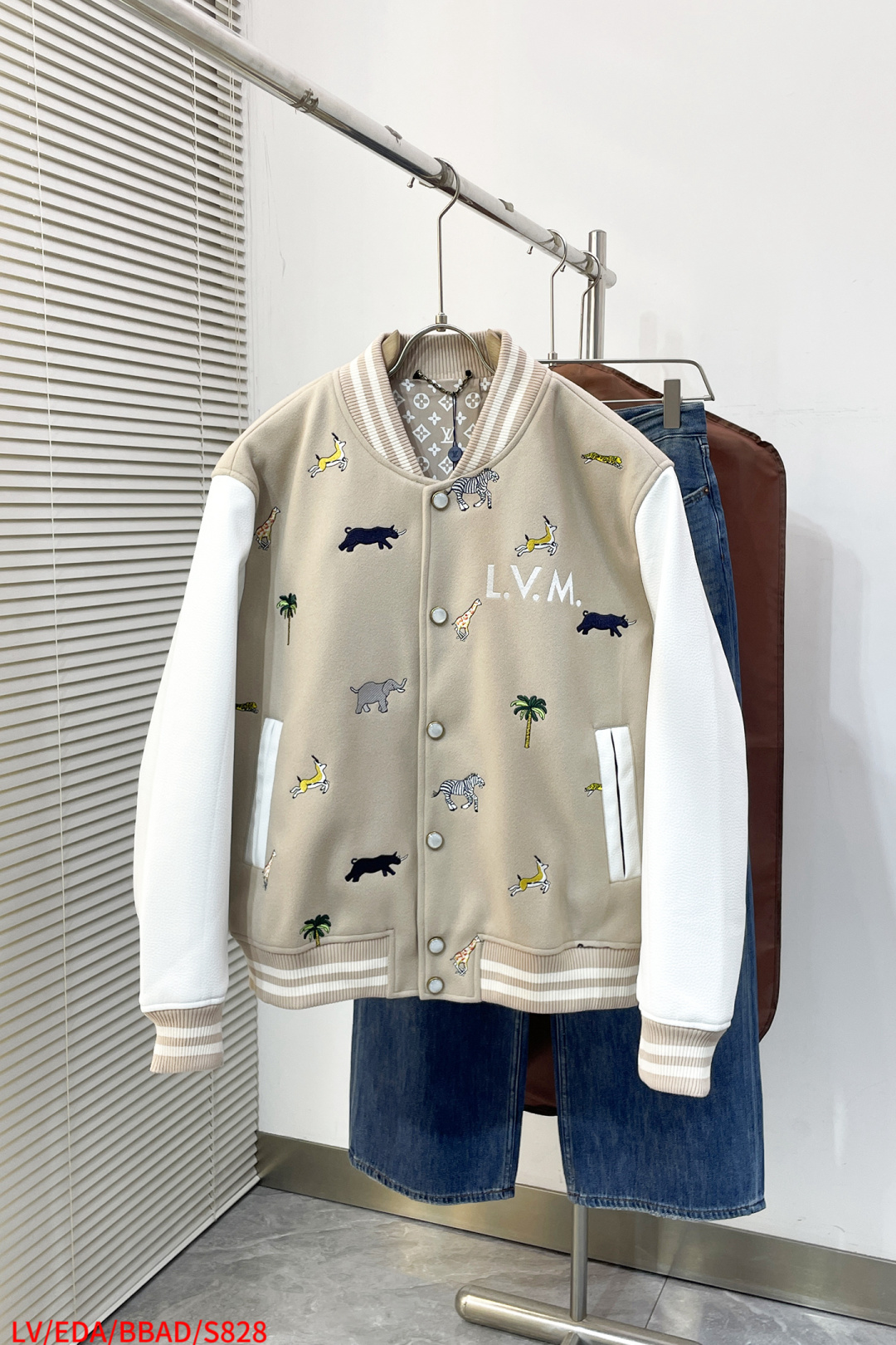 NO:729477,Replacement after the year S828 LV animal pattern embroidered baseball jacket This elegant baseball tunic jacket is decorated with the LV x TheDarjeeling Limited theme pattern of the 2026 spring and summer show, inspired by the iconic luggage of classic movies. The sheep wool body is embroidered with nostalgic palm trees and animal patterns, and the eye-catching L.V.M. logo is embellished on the chest. Calf leather sleeves, mulberry silk Monogram  Lining and pearlescent buttons further refine this classic silhouette. Available in three sizes, S-XL, louis vuitton, jackets & coats, sweaters, cowhide,19860909年后退换 S828 LV 动物图案刺绣棒球夹克 本款优雅的棒球束腰夹克饰以 2026年春夏秀场 LV x TheDarjeeling Limited 主题图案,灵感源自经典电影的标志性行李箱.绵羊毛衣身绣有怀旧风情的棕榈树与动物图案,胸前缀有醒目的L.V.M. 标识.牛皮革衣袖、桑蚕丝 Monogram 内衬与珠光质感纽扣进一步精饰本款经典廓形. 尺码 S-XL 三标齐全,,louis vuitton,jackets & coats,sweaters,cowhide,,Men's clothing