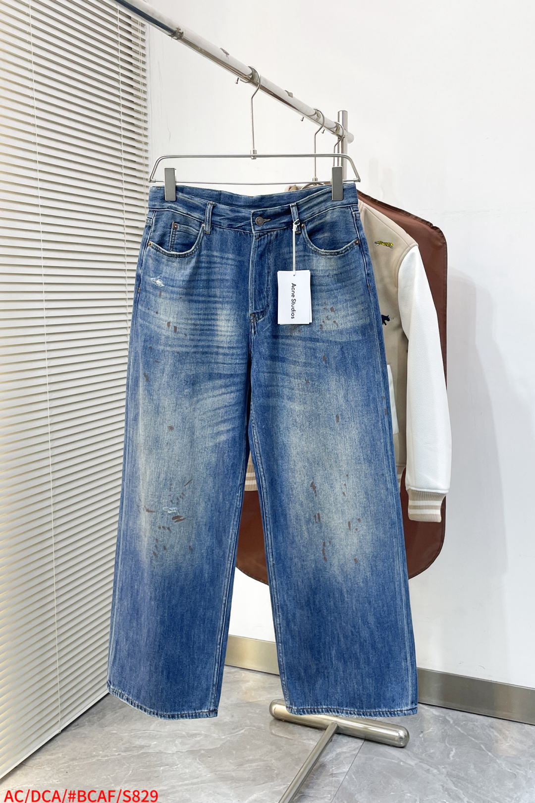 NO:729468,Replacement after the year S829 ACne Studio 26SS 1981 splash jeans. The fabric is made of high-count combed cotton. This fabric is more delicate and smooth. It is soft to the touch and not easy to pill. It is more skin-friendly when worn. The stiffness retains the toughness of the cotton fiber. It can maintain a good drape and three-dimensional sense and will not collapse and deform. Multiple washing and distressing process. It is first washed with basic water and then fried. The fading effect of blue and white gradients is naturally transitioned, showing retro traces similar to years of wearing.  Hand-splashed ink dot paint process. The mottled marks on the surface are completed by hand-splashed ink or paint dot process. Each pattern position is slightly different. 3. Cat whiskers and whitening details. Precise cat whisker texture and partial whitening are made on the crotch, thighs and other areas to strengthen the retro and distressed visual level. It adopts a classic five-bag structure and is reinforced with metal rivets. Leather brand logo and other details take into account durability and brand recognition. It is unique. SizeXS-L has three complete labels. The next day,,acne  studios,dior,jeans,19860909年后退换 S829 ACne Studio 26SS 1981泼墨牛仔裤 面料采用高支精梳棉 这种面料更细腻平滑 触感柔软且不易起球 穿着时更加亲肤 挺括性保留了棉纤维的韧性 能维持较好的垂坠感和立体感 不会软塌变形 多重水洗做旧工艺 先经过基础水洗 再进行炒色处理 让蓝白渐变的褪色效果自然过渡 呈现出类似多年穿着的复古痕迹 手工泼墨点漆工艺 表面的斑驳痕迹是通过手工泼墨或点漆工艺完成的 每一条的图案位置都略有不同 3. 猫须与磨白细节 在胯部 大腿等区域做了精准的猫须纹理和局部磨白 强化了复古做旧的视觉层次 采用经典五袋结构 金属铆钉加固 皮牌标识等细节 兼顾耐用性与品牌辨识度 具备独特性 SizeXS-L 三标齐全 隔天,,acne studios,dior,jeans,,Men's clothing