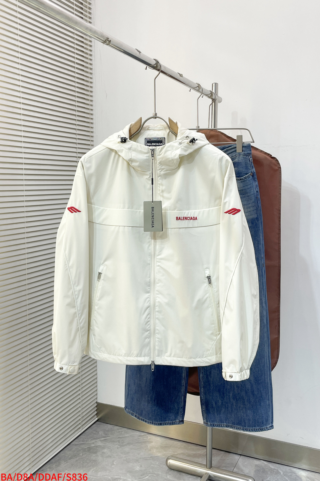 NO:729568,Replacement after the year S836 BALENCIAGA 2026 spring and summer new men's casual customized jacket. Put on a simple and capable casual jacket, and instantly return to a fashionable and domineering state, and full of vitality. The most popular zipper design in history, all fabrics need to be customized, full of luxury. The slim tailoring reflects our perfect body shape, whether fat or thin, can be easily controlled. Super versatile style, not picky, suitable for different age groups. High street practical style, matched with sharp tools  Sizes M-3XL, all three sizes available. Next day,,balenciaga,jackets & coats,jackets & coats,19860909年后退换 S836 BALENCIAGA 2026春夏新款男士休闲定制夹克外套.穿上简约干练的休闲外套,瞬间重回时髦霸气,又是活力满满的状态.史前最流行的拉链设计,面料全部需要定制,奢华感十足.修身的剪裁体现出我们完美的体型无论胖瘦都可以轻松驾驭.超百搭款式,不挑身材的款,适合不同年龄段穿着.高街实穿款,搭配利器 尺码M-3XL 三标齐全 隔天,,balenciaga,jackets & coats,jackets & coats,,Men's clothing