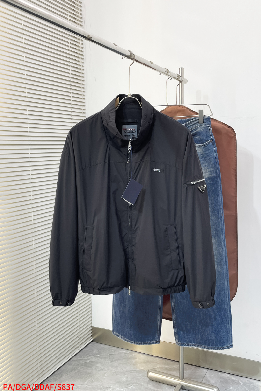 NO:729576,Replace after the year S837 PA Prada 2026 spring and summer new men's casual customized jacket. Put on a simple and capable casual jacket, and instantly return to a fashionable and domineering state, and full of vitality. The most popular zipper design in history, all fabrics need to be customized, full of luxury. The slim tailoring reflects our perfect body shape, whether fat or thin, can be easily controlled. Super versatile style, not picky, suitable for different age groups. High street practical style, with sharp tools  Sizes M-3XL, all three sizes available. Next day, prada, jackets & coats, jackets & coats,19860909年后退换 S837 PA 普拉达 2026春夏新款男士休闲定制夹克外套.穿上简约干练的休闲外套,瞬间重回时髦霸气,又是活力满满的状态.史前最流行的拉链设计,面料全部需要定制,奢华感十足.修身的剪裁体现出我们完美的体型无论胖瘦都可以轻松驾驭.超百搭款式,不挑身材的款,适合不同年龄段穿着.高街实穿款,搭配利器 尺码M-3XL 三标齐全 隔天,,prada,jackets & coats,jackets & coats,,Men's clothing