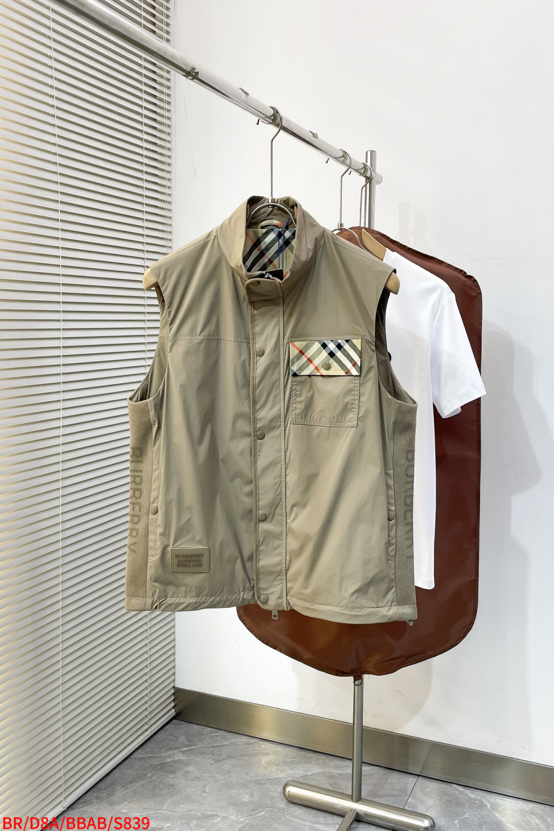 NO:729582,Replacement after the end of the year S839 BR Burberry 2026SS spring new latest design model. The new products on the show are in perfect condition. The three labels are complete and the colors are full and attractive. The very outstanding design easily enhances the sense of fashion. The workmanship is extremely sophisticated and rigorous, and the wiring is neat and meticulous!  A masterpiece from a famous designer!  The upper body does not look bloated and is super handsome!  Size M-XXXL, complete with three standards, next day, burberry, burberry,19860909年后退换 S839 BR Burberry 巴宝莉 2026SS春季新款最新设计款 秀场新品品相非常完美,三标齐全色泽饱满诱人,非常出彩的设计,轻松将时髦感进阶,做工极为考究严谨,走线工整细致！大牌设计师巨作！上身不显臃肿、超级帅气！ 码数M-XXXL 三标齐全 隔天,,burberry,burberry,,Men's clothing