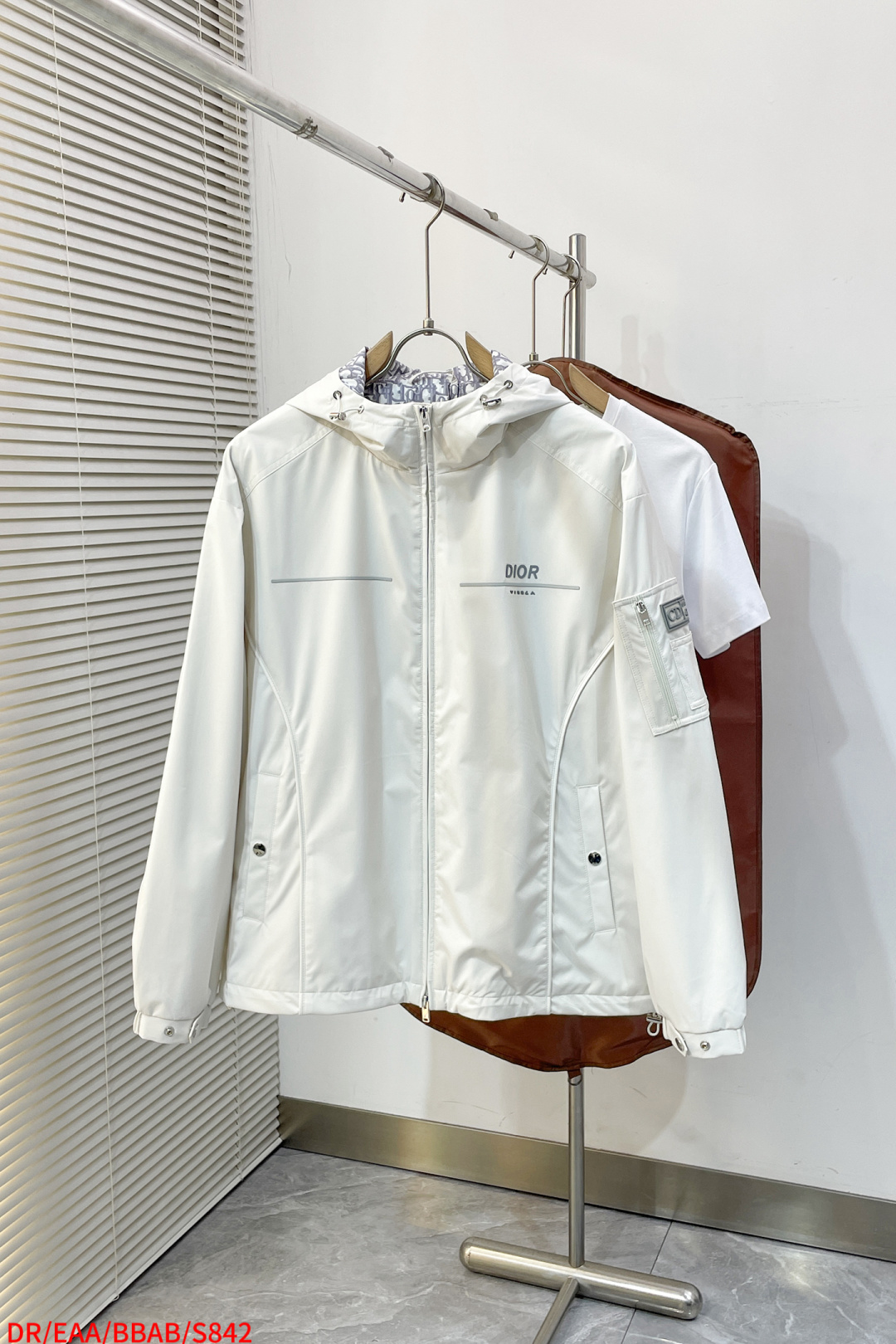 NO:729616,Replacement after the new year S842 DR Dior Dior 2026ss spring new hooded jacket full high-end version!  High-end fabric accessories, high breathability and comfort, impeccable details, exquisite workmanship and complex craftsmanship, casual tailoring, and awesome upper body shape. Color black, off-white, size M-3XL, complete with three standards. Next day, dior, dior, jackets & coats, jackets & coats, hats,19860909年后退换 S842 DR Dior 迪奥 2026ss春季新款连帽夹克外套 全高端版本！高定面料辅料,透气舒适度高,细节无可挑剔,做工考究工艺复杂,呈现休闲裁剪,上身版型超赞 颜色黑色 米白 码数M-3XL 三标齐全 隔天,,dior,dior,jackets & coats,jackets & coats,hats,,Men's clothing