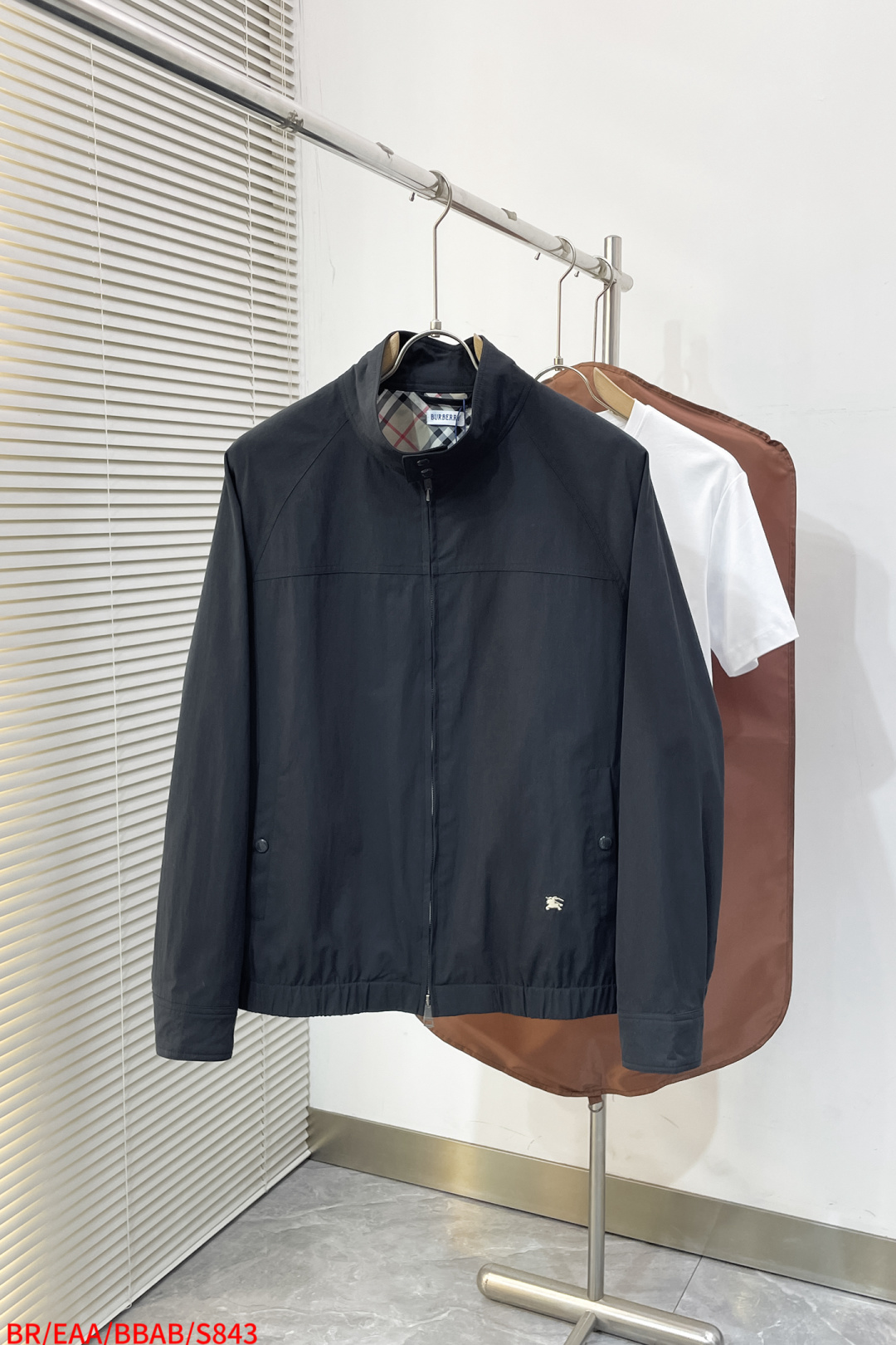 NO:729595,Replacement after the new year S843 BR Burberry 2026ss spring new hooded jacket full high-end version!  High-end fabric accessories, high breathability and comfort, impeccable details, exquisite workmanship and complex craftsmanship, casual tailoring, and awesome upper body shape. Color: black, khaki, size: M-3XL, complete with three standards. Next day,,burberry,burberry,jackets & coats,jackets & coats,hats,19860909年后退换 S843 BR Burberry 巴宝莉 2026ss春季新款连帽夹克外套 全高端版本！高定面料辅料,透气舒适度高,细节无可挑剔,做工考究工艺复杂,呈现休闲裁剪,上身版型超赞 颜色黑色 卡其色 码数M-3XL 三标齐全 隔天,,burberry,burberry,jackets & coats,jackets & coats,hats,,Men's clothing