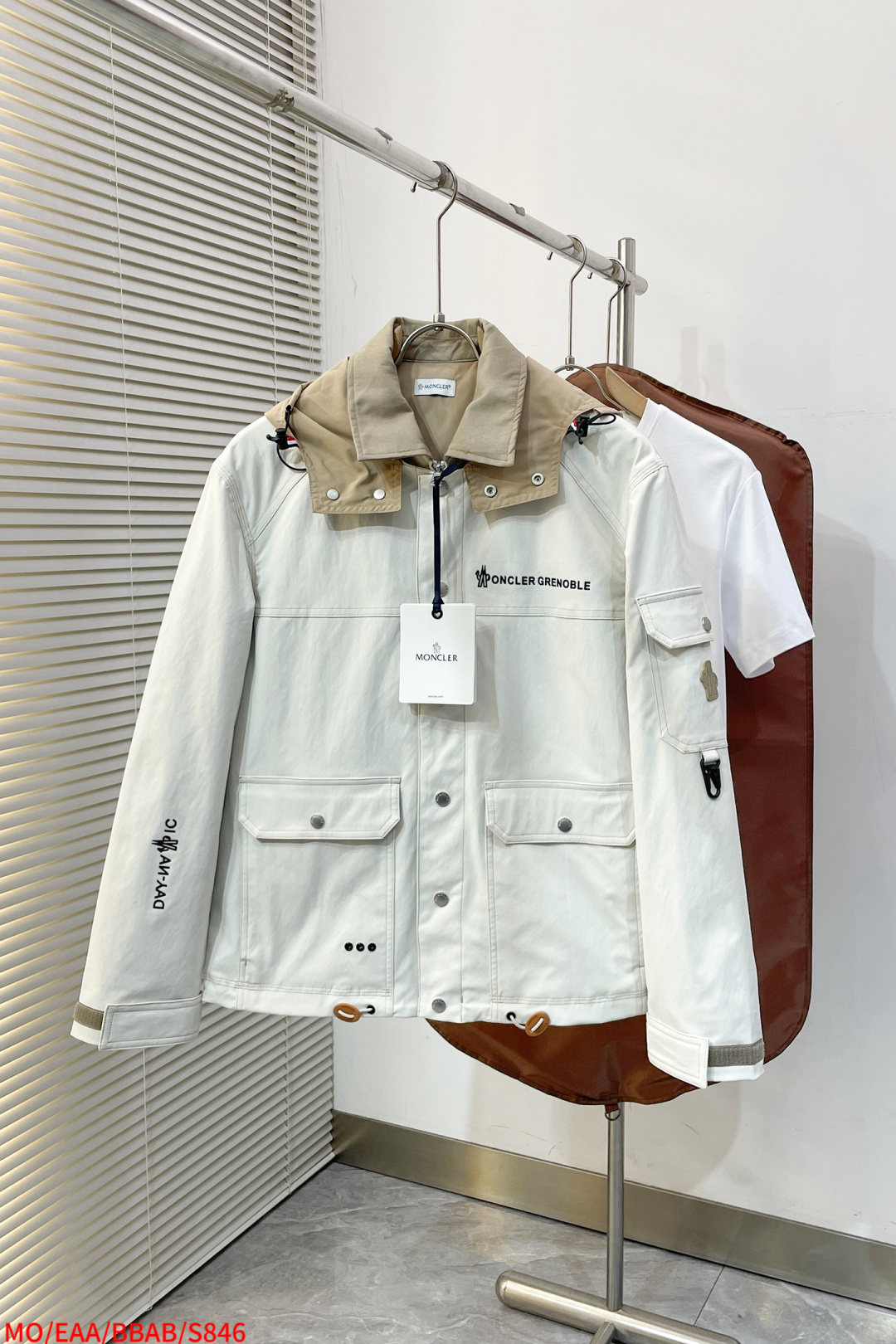 NO:729588,Replaceable after the new year S846 MONCLER 2025FW latest autumn and winter new products, hooded jackets, available on the official website simultaneously!  This model is windproof and waterproof, functional and fashionable. It is fashionable and beautiful, has better windproof effect, and makes activities more comfortable and free. The neat and capable tailoring is matched with soft and delicate fabrics, which combines hardness and softness to give off a natural sense of high-end, and still retains a sexy style despite being chic!  The simple and capable design is full of temperament and elegance, coupled with the neat tailoring technique, the shape of the upper back is fit and compliant, and the outline is straight and tough. Our pockets are designed works of art that can withstand scrutiny. The angle of the quilting and the arc of the thread are all professionally designed, and every stroke and every stroke has its own meaning. The designers and craftsmen use the ingenious color matching to make them fashionable and handsome while enjoying comfort!  Wear it on your upper body and you will instantly have an elegant and classic taste!  The fabric is rich in color, strong and washable. The upper body can lock in temperature easily and keep warm at all times. It is definitely the best choice for people with taste. [Size] M-XXXL, three standards are complete. Next day,, jackets & coats, jackets & coats, hats,19860909年后退换 S846 MONCLER 2025FW最新秋冬新品,连帽夹克外套,同步官网发售！该款防风防水,功能与时尚型兼具.时尚美观,防风效果更好,活动更加舒适自如.利落干练的剪裁搭配柔软细腻的面料,刚柔并济迸发出自然的高级感,在潇洒之下依然保留性感风格！简单干练的设计,富有气质又不失儒雅,加上利落的剪裁手法,使得上身后的版型合体服帖,轮廓挺拔硬朗.而我们的口袋是经过设计的经得住推敲的艺术品,绗线的角度,走线的弧度都是经过专业的设计,每一笔每一画都有他的意义. 设计师与工艺师巧夺天工的颜色默契搭配,在时尚潇洒帅气之下又尽享舒适！穿着上身,即刻拥有高雅和经典品位的人士！面料色泽饱满,牢靠耐水洗.上身即锁温轻松洒脱时刻保暖.绝对是品位人士的不二之选.【尺码】M-XXXL 三标齐全 隔天,,jackets & coats,jackets & coats,hats,,Men's clothing