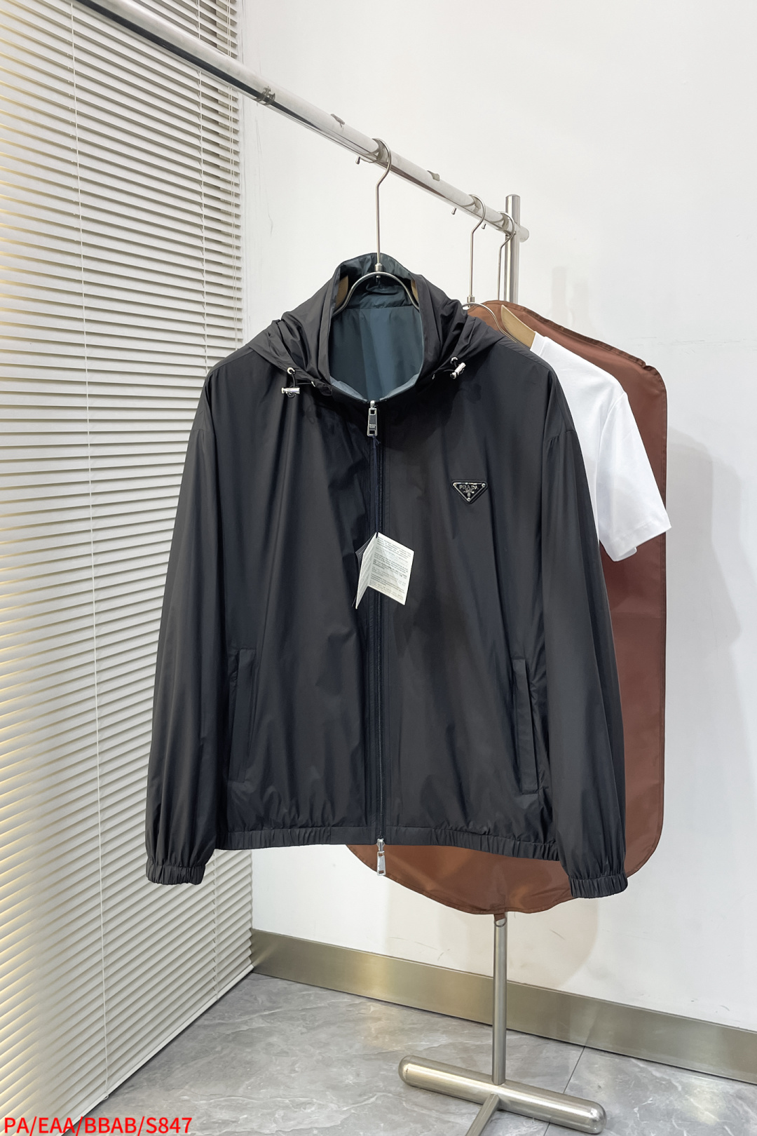 NO:729607,Replacement after the new year S847 PA Prada Reversible 2026ss spring new hooded jacket, full high-end version!  High-end fabric accessories, high breathability and comfort, impeccable details, exquisite workmanship and complex craftsmanship, casual tailoring, excellent upper body shape, size M-3XL, complete three standards, next day,, prada, prada, jackets & coats, jackets & coats, hats,19860909年后退换 S847 PA Prada 普拉达 双面穿 2026ss春季新款连帽夹克外套 全高端版本！高定面料辅料,透气舒适度高,细节无可挑剔,做工考究工艺复杂,呈现休闲裁剪,上身版型超赞 码数M-3XL 三标齐全 隔天,,prada,prada,jackets & coats,jackets & coats,hats,,Men's clothing