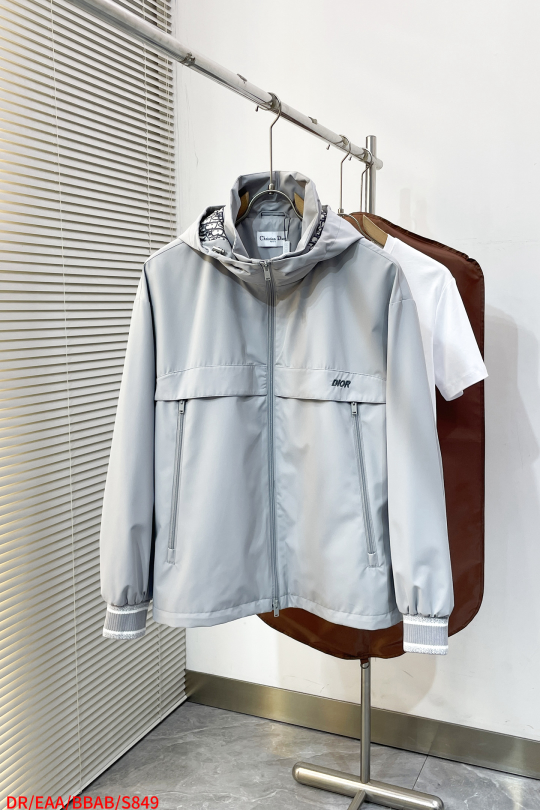 NO:729601,Replacement after the year S849 DR Dior CD Advanced Customization 2026 Early Spring Series, the latest fashionable hooded jacket. Every detail shows craftsmanship, and the design changes of high-end structural tailoring are enough to show the diverse image changes of men. Slim and neat, tailored to meet the current trend of multi-layered wear, custom-made buckles, unique. Versatile styles for life. Complete with three standards. Boutique shipment. Sizes M-3XL. Complete with three standards. Next day, dior, jackets &  coats,jackets & coats,hats,19860909年后退换 S849 DR 迪奥 CD 高级定制 2026早春系列,最新时尚连帽夹克外套.处处细节显工艺足够的高级结构性剪裁的设计改变来展现男士多样的形象变化,修身利落、剪裁合体,满足时下正流行的多层次穿搭,定制钉扣,独一无二.生活百搭款式 三标齐全 精品出货 尺码M-3XL 三标齐全 隔天,,dior,jackets & coats,jackets & coats,hats,,Men's clothing