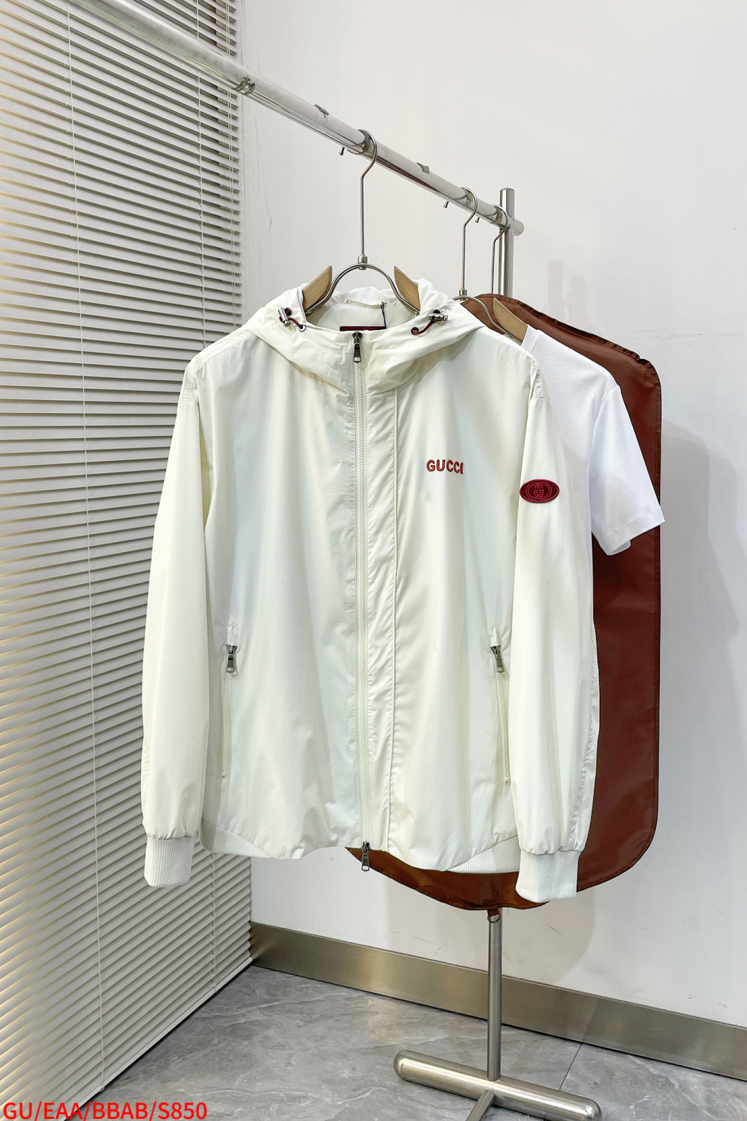 NO:729623,Replacement after the new year S850 GUCCI Gucci 2026ss spring new hooded jacket full high-end version!  High-end fabrics and accessories, high breathability and comfort, impeccable details, exquisite workmanship and complex craftsmanship, casual tailoring, awesome upper body shape, color blue, white, size M-3XL, complete three standards, next day,,gucci,jackets & coats,jackets & coats,hats,19860909年后退换 S850 GUCCI 古奇 2026ss春季新款连帽夹克外套 全高端版本！高定面料辅料,透气舒适度高,细节无可挑剔,做工考究工艺复杂,呈现休闲裁剪,上身版型超赞 颜色蓝色 白色 码数M-3XL 三标齐全 隔天,,gucci,jackets & coats,jackets & coats,hats,,Men's clothing