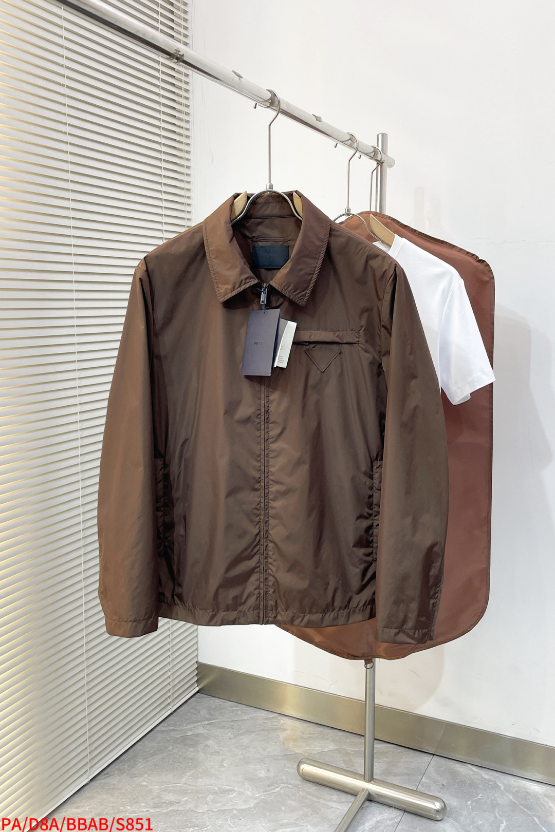 NO:729673,Replacement after the year S851 PA Prada New Prada latest design model in early spring. The new products on the show are in perfect condition, complete with three labels, full and attractive colors, very outstanding design, easily upgrade the sense of fashion, extremely elegant and rigorous workmanship, neat and meticulous wiring!  A masterpiece from a famous designer!  The upper body does not look bloated and is super handsome!  Available sizes M ~ XXXL, all three standards available, next day, prada,19860909年后退换 S851 PA 普拉达 早春新款普拉达最新设计款 秀场新品品相非常完美,三标齐全色泽饱满诱人,非常出彩的设计,轻松将时髦感进阶,做工极为考究严谨,走线工整细致！大牌设计师巨作！上身不显臃肿、超级帅气！ 现货码数M ～ XXXL 三标齐全 隔天,,prada,,Men's clothing