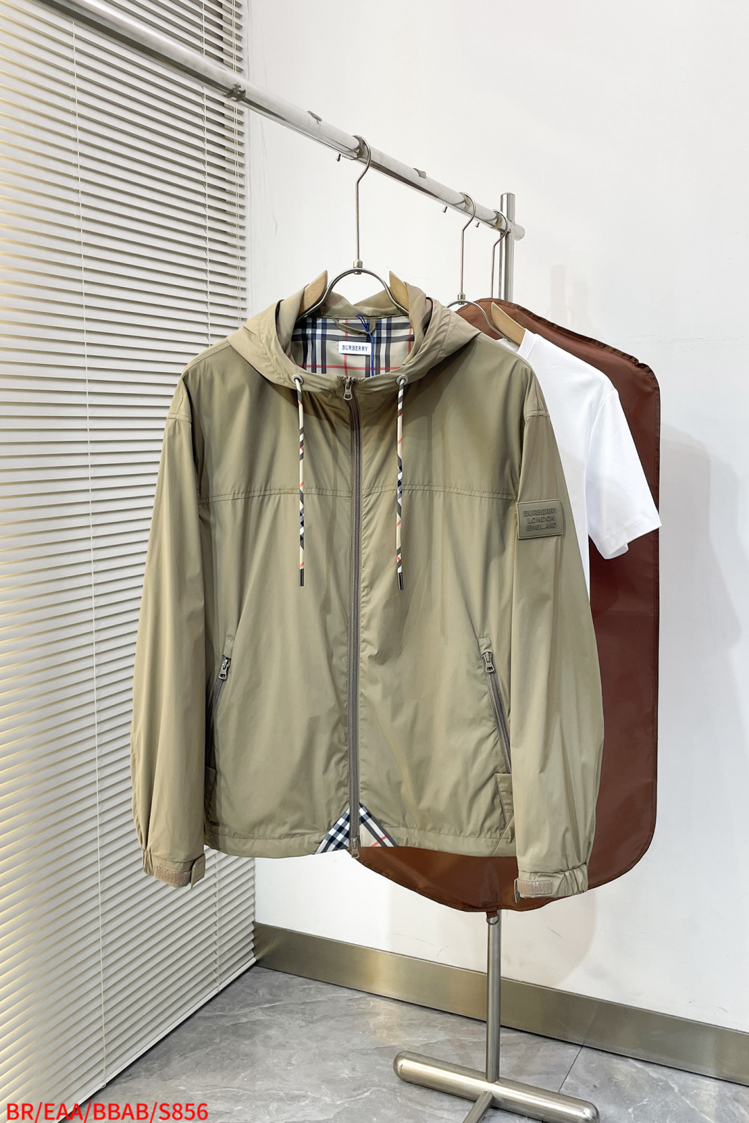 NO:729630,Replacement after the end of the year S856 BR BURBERRY 2026 new model, original order, Italian imported fabrics are fashionable. In sync with Europe, the upper body is more casual and generous, the original hardware is luxurious and high-end customized new work!  Luxurious brand-specific logo embellishment design, the highest quality shipments in the market, original accessories, the ultimate in luxury!  Soft and comfortable. The upper body is very handsome!  Suitable for any scene!  Size: M-3XL, three sizes complete, next day, burberry, burberry,19860909年后退换 S856 BR BURBERRY巴宝莉 2026新款,原单狠货 意大利进口面料时尚.欧洲同步,上身更随意大方,原版五金奢华高档定制新作！奢华品牌特质logo点缀设计,市场最高品质出货、原版辅料,奢华极致！柔软舒适.上身爆帅！适合任意场景！码数:M-3XL 三标齐全 隔天,,burberry,burberry,,Men's clothing