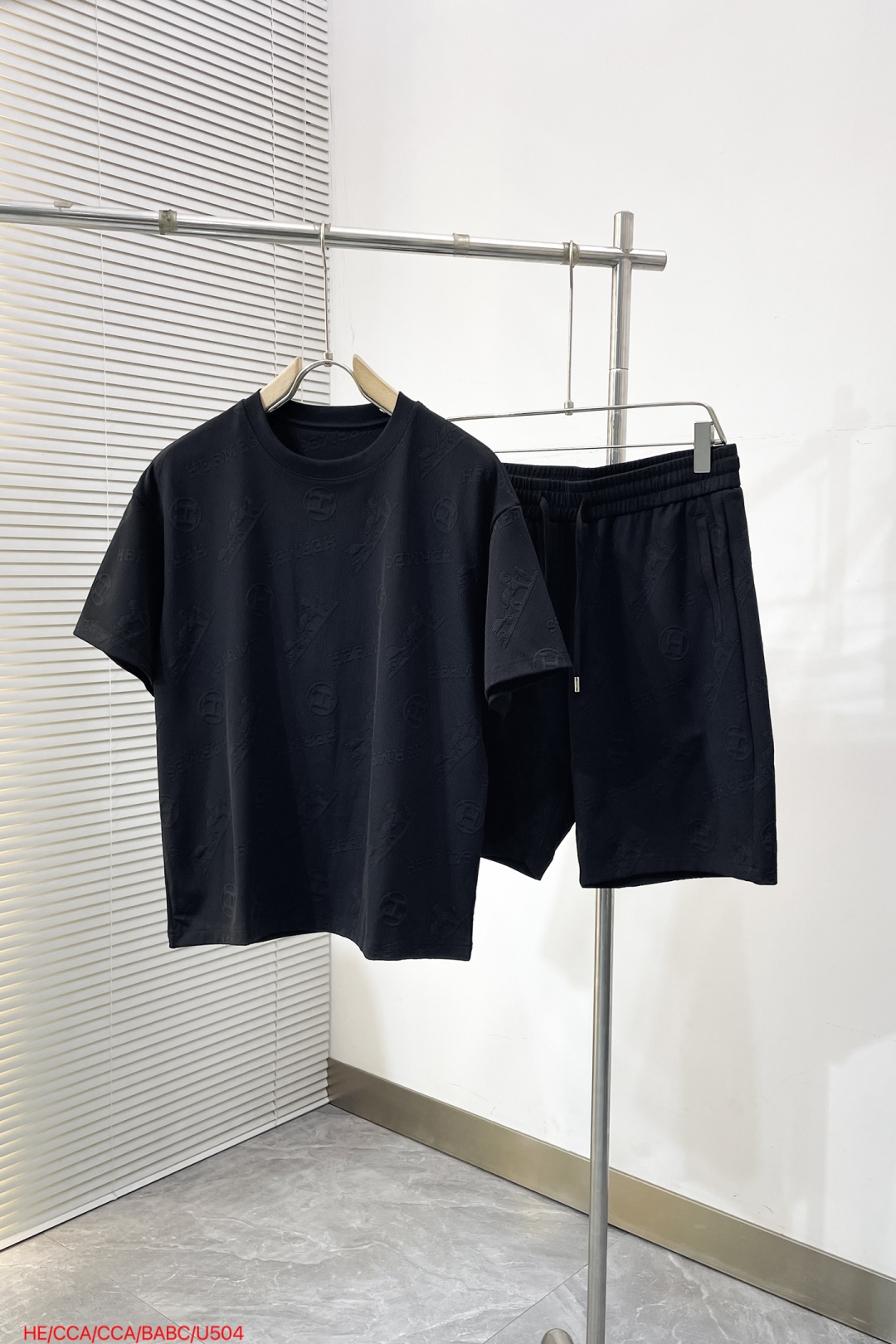 NO:841798,Tops and pants U504 HEAMES 2026ss spring and summer new casual short-sleeved shorts suit, high-end version!  Customized fabric with high breathability and comfort, impeccable details, brand element design concept, reflecting high quality. It feels delicate and soft!  It presents a casual cut and the upper body shape is awesome!  Size M-3XL can be sold separately, shorts, T-shirt,19860909上衣 裤子 U504 HEAMES 2026ss春夏新款 休闲 短袖 短裤裤 套装,高端版本！定制面料 透气舒适度高,细节无可挑剔,品牌元素设计理念,体现高品质.手感细腻柔软！呈现休闲裁剪,上身版型超赞！码数M-3XL可拆卖,,shorts,T-shirt,,Men's clothing