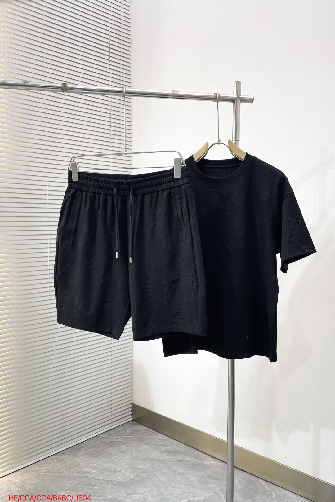 NO:841792,Tops and pants U504 HEMES 2026ss spring and summer new casual short-sleeved shorts suit, high-end version!  Customized fabric with high breathability and comfort, impeccable details, brand element design concept, reflecting high quality. It feels delicate and soft!  It presents a casual cut and the upper body shape is awesome!  Size M-3XL can be sold separately, shorts, T-shirt,19860909上衣 裤子 U504 HEMES 2026ss春夏新款 休闲 短袖 短裤裤 套装,高端版本！定制面料 透气舒适度高,细节无可挑剔,品牌元素设计理念,体现高品质.手感细腻柔软！呈现休闲裁剪,上身版型超赞！码数M-3XL可拆卖,,shorts,T-shirt,,Men's clothing