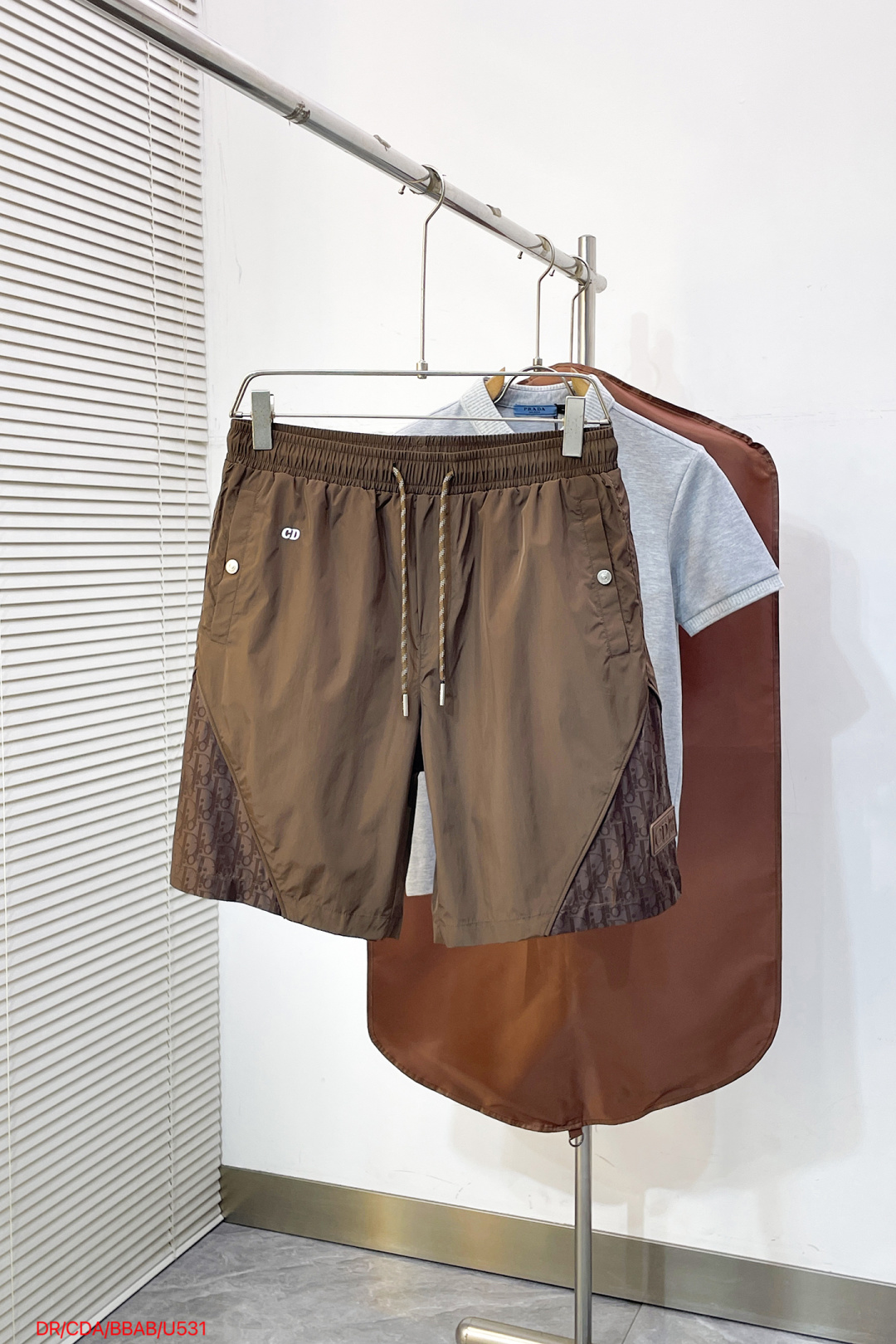 NO:838428,U531 DR Dior Dior  2026ss summer Oblique presbyopic splicing series casual shorts, black and coffee are available in two colors, which combine the brand's iconic elements with functional tailoring to create a new texture. Made of high-density anti-wrinkle nylon fabric, the upper body is light and breathable, with a smooth drape, without fear of summer heat and wrinkles; the waistband is designed with two-color drawstring elasticity.  Matched with exquisite rope details, it balances comfort and sophistication. The Oblique presbyopia stitching on both sides of the pants, the HD logo on the front, and the three-dimensional DIOR patch pocket on the back are low-key to inject brand recognition. The neat straight silhouette modifies the leg shape. Whether it is daily life in the city or on vacation, you can easily wear it in a relaxed and noble summer style.  Color Black Brown Size M-3XL,,dior,dior,shorts,19860909U531 DR Dior 迪奥 2026ss夏季Oblique老花拼接系列休闲短裤,黑咖双色可选,把品牌标志性元素与机能剪裁玩出了新质感.甄选高密抗皱锦纶面料打造,上身轻薄透气,自带顺滑垂坠感,无惧夏日闷热与褶皱；腰头采用双色抽绳松紧设计,搭配精致绳头细节,兼顾舒适与精致度.裤身两侧的Oblique老花拼接与正面HD标识、背面立体DIOR贴袋,低调注入品牌辨识度,利落直筒版型修饰腿型,无论是都市日常还是度假出行,都能轻松穿出松弛显贵的夏日格调. 颜色黑色 咖色 码数M-3XL,,dior,dior,shorts,,Men's clothing