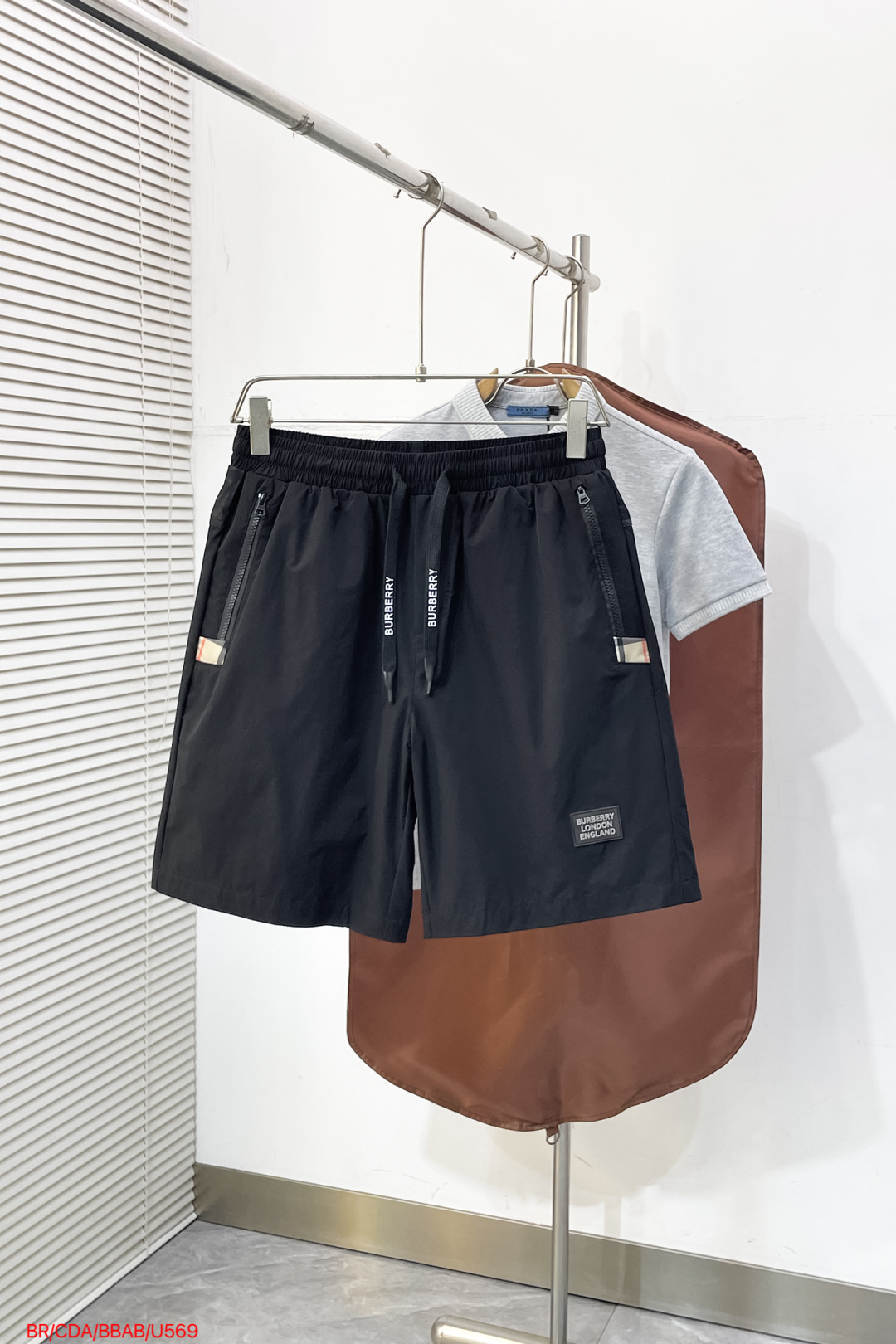 NO:838447,U569 BR Burberry 2026ss men's summer classic plaid functional casual shorts, made of high-density anti-wrinkle nylon fabric, lightweight, breathable and anti-wrinkle; the iconic vintage plaid and equestrian knight logo highlight the brand's heritage. The double-sided zipper pockets are both practical and stylish. The elastic drawstring waistband is matched with a straight and loose fit, making it easy to create a high-end and refreshing summer outfit.  Size M-3XL next day,,burberry,burberry,shorts,19860909U569 BR Burberry 巴宝莉 2026ss男士夏季经典格纹机能休闲短裤,采用高密抗皱锦纶面料,轻薄透气且抗皱；标志性Vintage格纹与马术骑士徽标彰显品牌底蕴,双侧拉链口袋兼顾实用与造型,弹力抽绳腰头搭配直筒宽松版型,轻松打造夏日高阶清爽穿搭. 码数M-3XL隔天,,burberry,burberry,shorts,,Men's clothing
