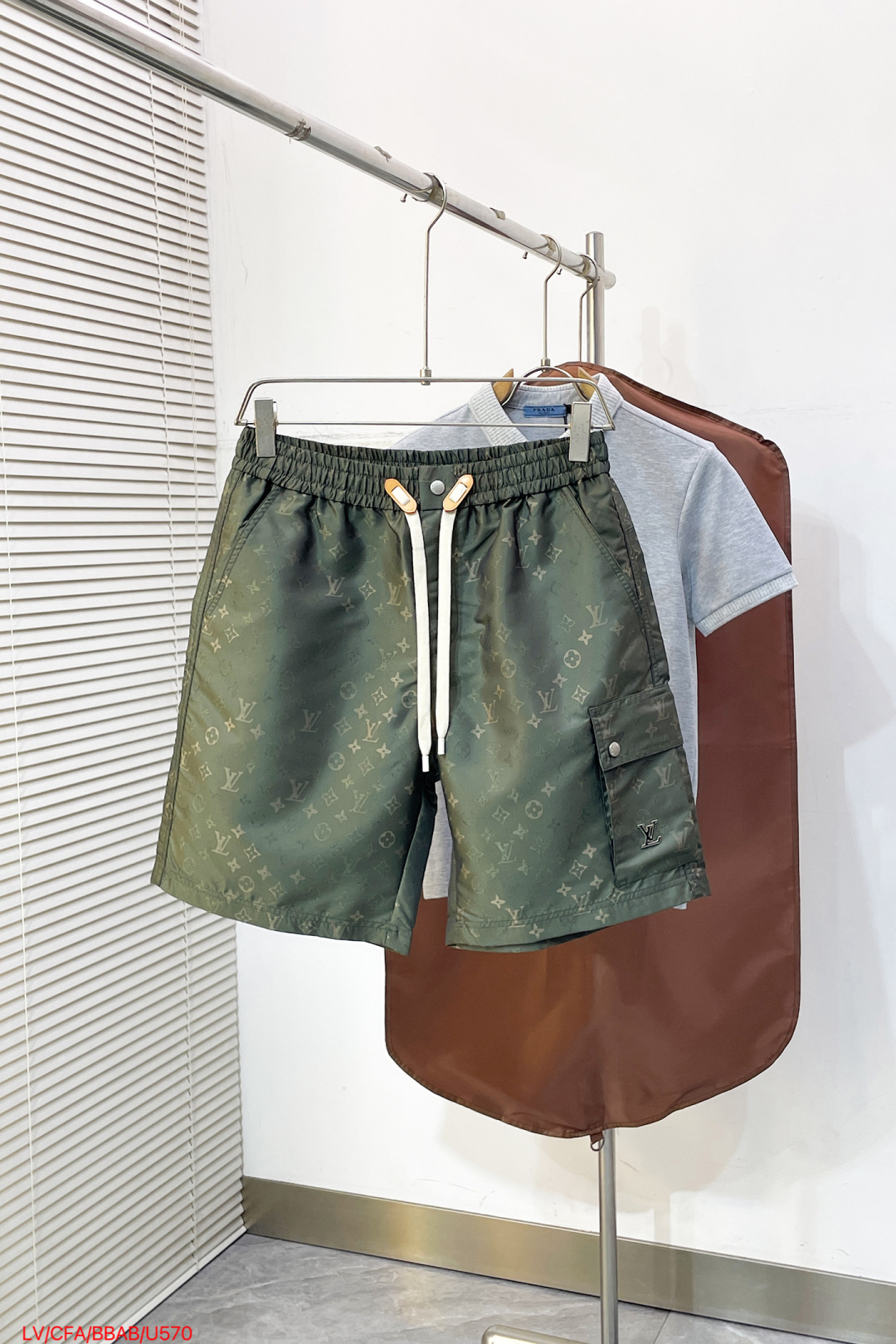 NO:838422,U570LV 2026ss new summer casual shorts. Selected imported jacquard fabrics, treated with special technology to achieve a dual balance of skin-friendly and stiff. The jacquard technology is blended into low-key and unobtrusive. The logo hardware adopts precision casting and polishing technology, which is wear-resistant and anti-forging, and the luster is long-lasting. Size M-3XL next day,, louis vuitton, shorts,19860909U570LV 2026ss夏季新款休闲短裤 精选进口提花面料,经特殊工艺处理,实现亲肤与挺括的双重平衡,提花工艺融入低调不张扬,logo五金件采用精铸抛光工艺,耐磨抗造,光泽持久 码数M-3XL隔天,,louis vuitton,shorts,,Men's clothing