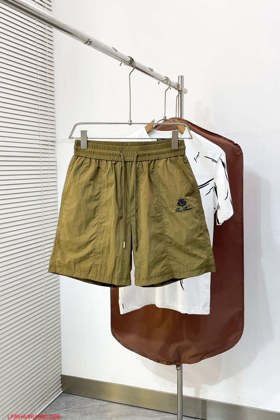 NO:841809,U586 LP 1896Ss is exclusively for the high-end version of the new casual beach shorts!  Customized fabric, inner gauze, high breathability and comfort, impeccable details, brand element design concept, reflecting high quality. It feels delicate and soft!  It presents a casual cut and the upper body shape is awesome!  Size: M-3XL,,loro piana,shorts,19860909U586 LP 1896Ss独家专供新款休闲沙滩短裤高端版本！定制面料 内里纱网 透气舒适度高,细节无可挑剔,品牌元素设计理念,体现高品质.手感细腻柔软！呈现休闲裁剪,上身版型超赞！ 码数: M-3XL,,loro piana,shorts,,Men's clothing
