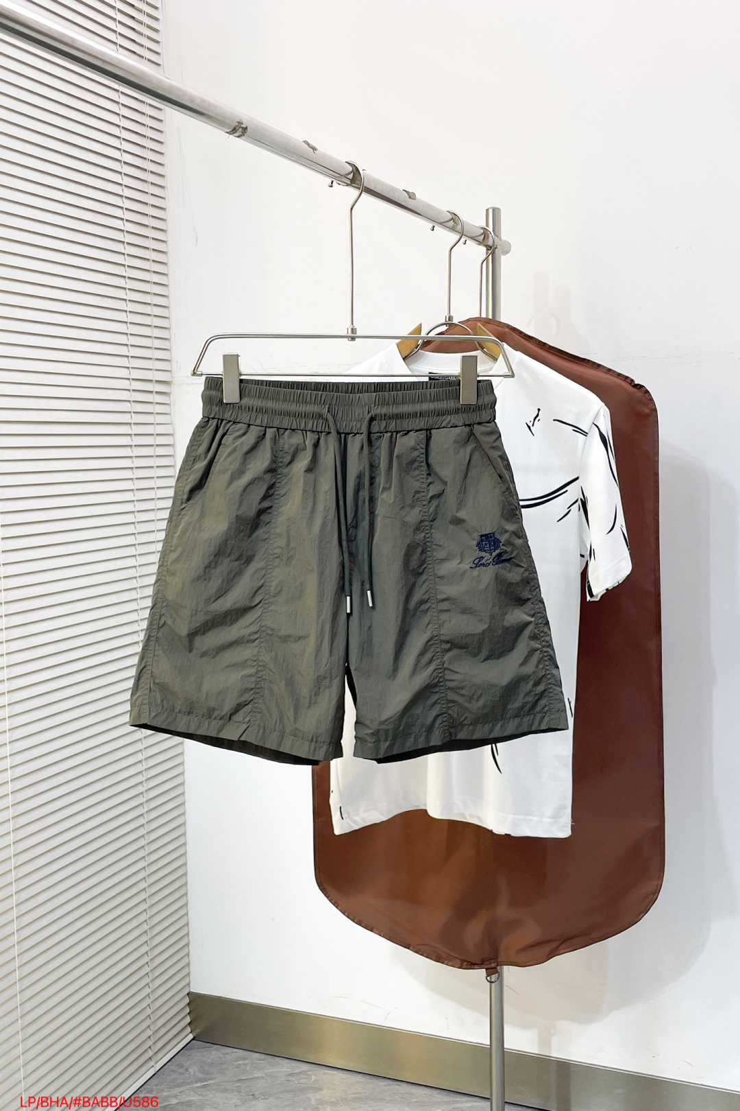 NO:841816,Early spring U586 LP 1896Ss is exclusively for the high-end version of the new casual beach shorts!  Customized fabric, inner gauze, high breathability and comfort, impeccable details, brand element design concept, reflecting high quality. It feels delicate and soft!  It presents a casual cut and the upper body shape is awesome!  Size: M-3XL,,loro piana,shorts,19860909早春 U586 LP 1896Ss独家专供新款休闲沙滩短裤高端版本！定制面料 内里纱网 透气舒适度高,细节无可挑剔,品牌元素设计理念,体现高品质.手感细腻柔软！呈现休闲裁剪,上身版型超赞！ 码数: M-3XL,,loro piana,shorts,,Men's clothing