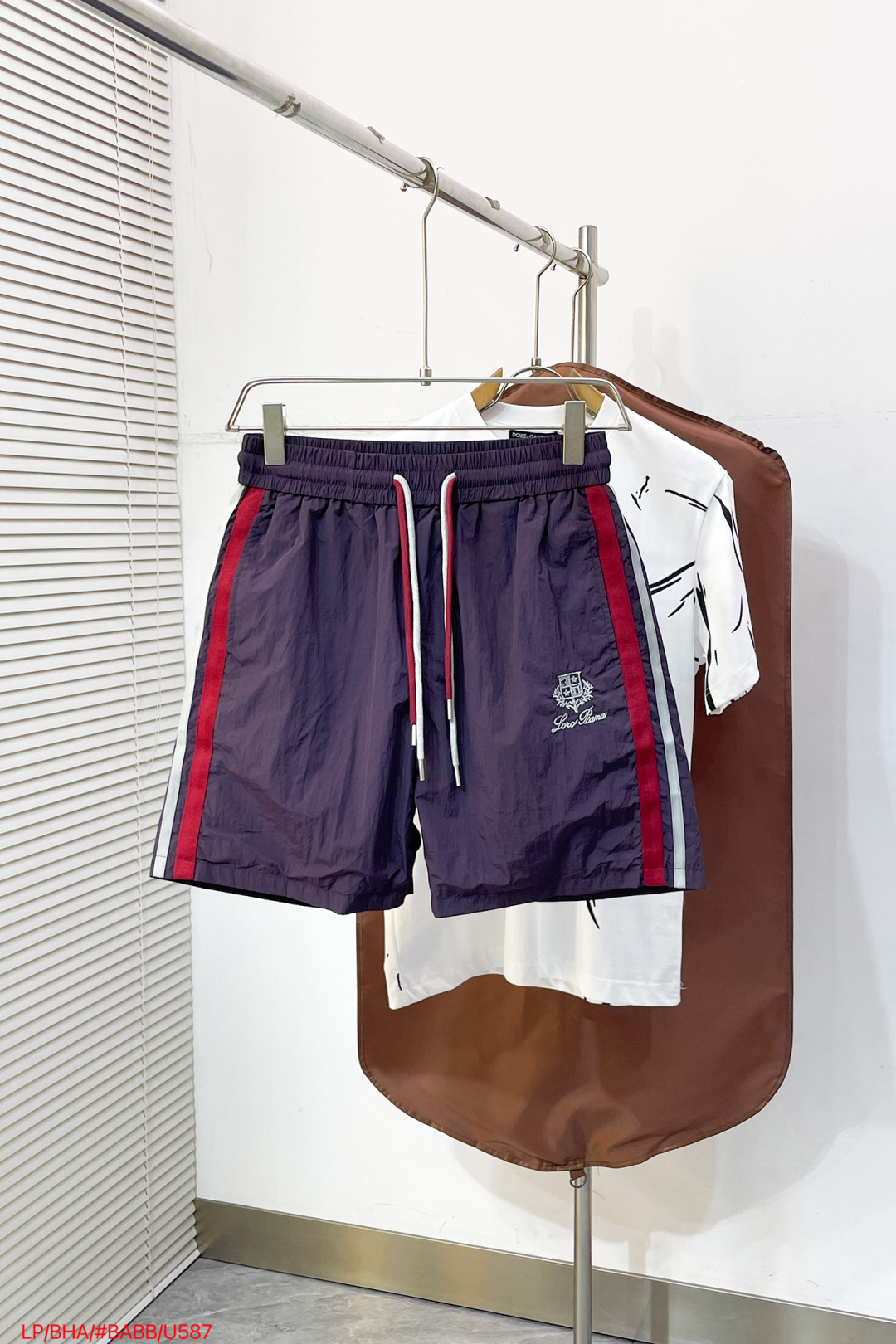 NO:841823,Early spring U587 LP 1896Ss is exclusively for the high-end version of the new casual beach shorts!  Customized fabric, inner gauze, high breathability and comfort, impeccable details, brand element design concept, reflecting high quality. It feels delicate and soft!  It presents a casual cut and the upper body shape is awesome!  Size: M-3XL,,loro piana,shorts,19860909早春 U587 LP 1896Ss独家专供新款休闲沙滩短裤高端版本！定制面料 内里纱网 透气舒适度高,细节无可挑剔,品牌元素设计理念,体现高品质.手感细腻柔软！呈现休闲裁剪,上身版型超赞！ 码数: M-3XL,,loro piana,shorts,,Men's clothing