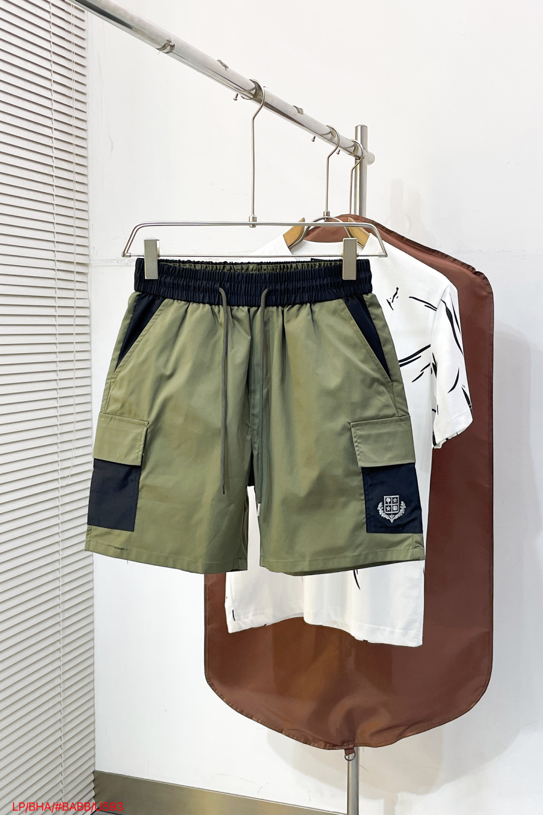 NO:841836,Early spring U593 LP 1896Ss is exclusively for the high-end version of the new casual beach shorts!  Customized fabric with high breathability and comfort, impeccable details, brand element design concept, reflecting high quality. It feels delicate and soft!  It presents a casual cut and the upper body shape is awesome!  Size: M-3XL,,loro piana,shorts,19860909早春 U593 LP 1896Ss独家专供新款休闲沙滩短裤高端版本！定制面料 透气舒适度高,细节无可挑剔,品牌元素设计理念,体现高品质.手感细腻柔软！呈现休闲裁剪,上身版型超赞！ 码数: M-3XL,,loro piana,shorts,,Men's clothing