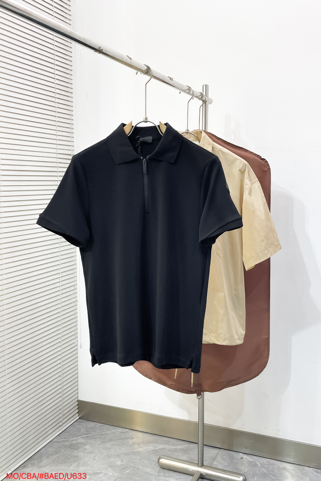 NO:841787,U633 MONCLER 26ss half-zip piqué cotton sweater. This is made of customized high-count double-strand piqué cotton, which is the golden fabric of high-end shirts. The surface of the fabric has a concave and convex mesh structure, with natural breathable holes, and is far more refreshing than ordinary plain cotton.  It adopts a customized metal zipper with the brand logo engraved on the zipper head, and the zipper pulls smoothly without lag. The zipper strap has the brand's iconic contrasting webbing details, which not only enhances the recognition, but also makes it easier to put on and take off, and the half-open state makes it more casual and relaxed.  The collar adopts double-layer rib technology, and the collar edge has been shaped to prevent the collar from collapsing or curling after long-term wear. It always remains neat and stylish, which solves the pain point of ordinary shirts that 'collar collapses after being worn a few times'. The right arm is embroidered with the brand logo woven label, which is low-key and unobtrusive, and reflects the brand texture in the details; the brand woven label is customized on the inside of the collar, and the line is smooth and does not irritate the neck. 'Two-color series is versatile | Provides you with a casual and sophisticated outfit in all seasons' Size: S M L  XL three standard complete next day, gold,19860909U633 MONCLER 26ss半拉链珠地棉衫 这款采用定制高支双股珠地棉,是高端衫的黄金面料.面料表面呈凹凸网眼结构,自带天然透气孔,清爽度远超普通平纹棉 采用定制金属拉链,拉链头刻有品牌标识,拉合顺滑不卡顿,拉链布带带有品牌标志性的撞色织带细节,提升辨识度的同时,也让穿脱更方便,半开状态更显随性松弛 领型采用双层罗纹工艺,领边经过定型处理,久穿不易塌领、卷边,始终保持利落有型,解决了普通衫“穿几次就塌领”的痛点,右臂带有品牌标识织标刺绣,低调不张扬,细节处体现品牌质感；领口内侧定制品牌织唛标,走线平整不硌脖子. 「双色系百搭｜承包你四季的轻熟穿搭」 Size: S M L XL三标齐全 隔天,,gold,,Men's clothing