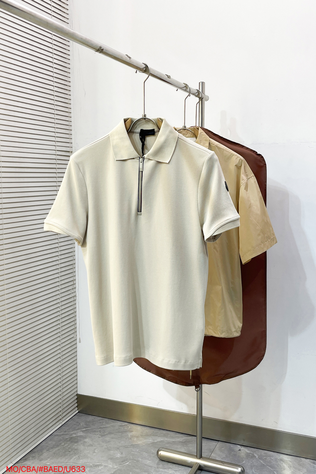 NO:841782,U633 MONCLER logo patch cotton pique shirt ●Original purchase of 37000 for development ●Item No. 1684130-A05 ●Fabric cotton double-sided pique fabric ●Technical embroidery process ●Color apricot ●Fit-fitting version ●Weight approximately 310 grams ●Size S-M-L-XL  ●Description: This MONER logo patch cotton pique shirt is made of high-count cotton pique fabric, with a full and breathable texture, dry and skin-friendly feel, and an anti-wrinkle and crisp texture. The half-open zipper design is smooth and durable, with reinforced rib lapels, which will not easily deform after long-term wear; the cuffs and hem are made of double-line hemming technology, which is smooth and firm.  , details show quality. The left arm is embellished with a brand logo patch, low-key highlighting the brand style. The fit is neat and slightly loose, suitable for a variety of body shapes, suitable for business commuting and daily leisure. It is a versatile item that combines comfort and luxury in the summer wardrobe. The overall routing is straight and delicate, the fabric is comfortable and soft, and the color is consistent without color difference.  It can be matched with the same style to create a fashionable look, and can be used in various occasions. Customized accessories, complete with three standards, same style for men and women!  The next day,,19860909U633 MONCLER 标识贴片棉质珠地衫 ●原版37000购入开发 ●货号1684130-A05 ●面料全棉双面珠地布面料 ●工艺刺绣工艺 ●颜色杏色 ●版型合身版型 ●克重约310克 ●尺码S-M-L-XL ●描述这款MONER标识贴片棉质珠地衫采用高支棉质珠地面料,肌理饱满透气,触感干爽亲肤,自带抗皱挺括质感.半开襟拉链设计顺滑耐用,搭配加固罗纹翻领,久穿不易变形；袖口与下摆采用双线包边工艺,平整牢固,细节尽显品质.左臂点缀品牌标识贴片,低调彰显品牌格调.版型利落微宽松,适配多种身形,兼具商务通勤与日常休闲属性,是夏季衣橱兼顾舒适与高级感的百搭单品.整体走线平直细腻,面料舒适柔软,颜色一致无色差 能与同款搭配营造时尚造型,驾驭各种场合,定制辅料,三标齐全,男女同款！隔天,,,Men's clothing