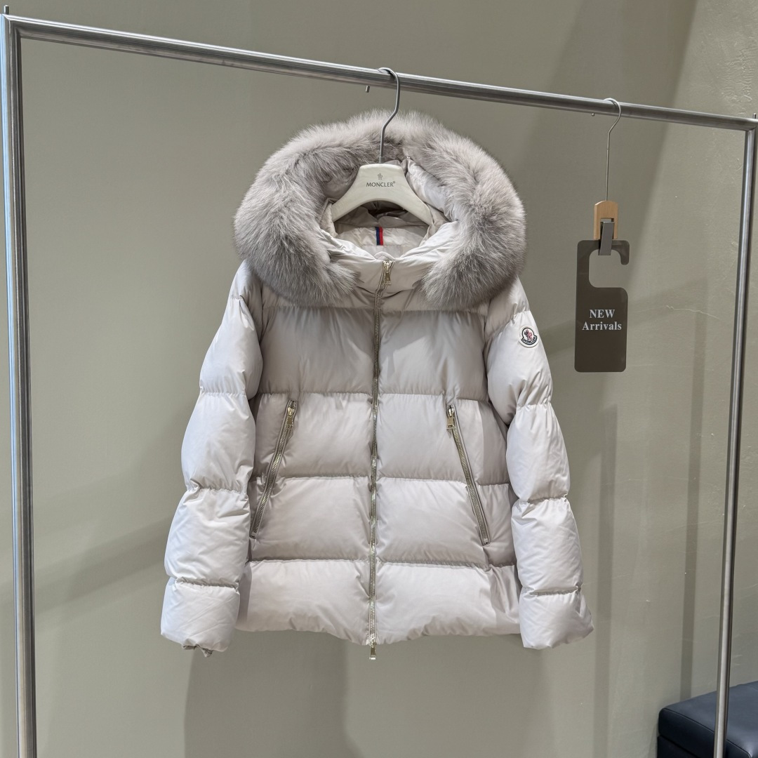 Moncler|盟可睐 Laichefur系列 羊毛毛领 短款鹅绒羽绒服 女款 Size:1# 2# 3# 4# 产品配色: 黑色、 白色 编码:000950C
