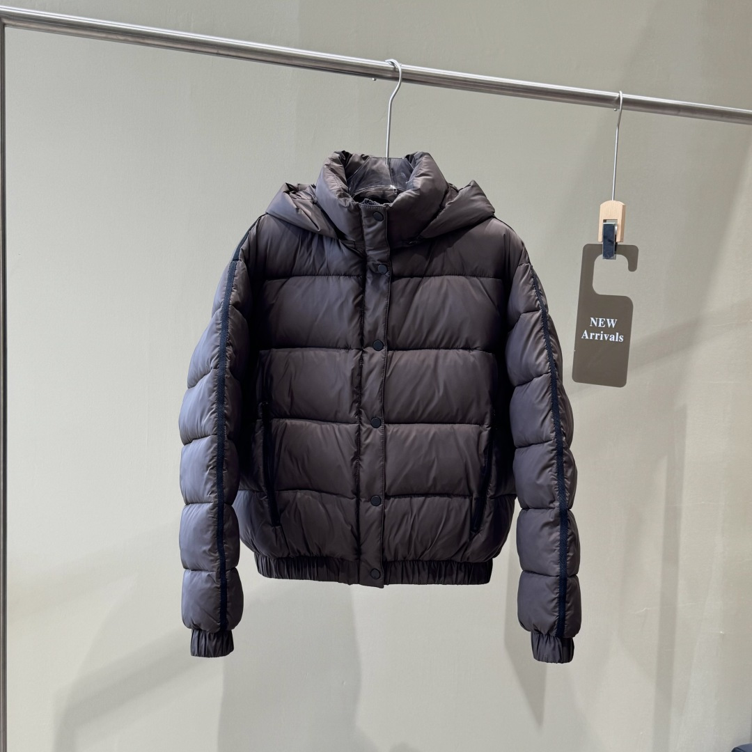 מעילת פוך Alo Yoga קצרה מוסרת חופנת נוצה להסרה