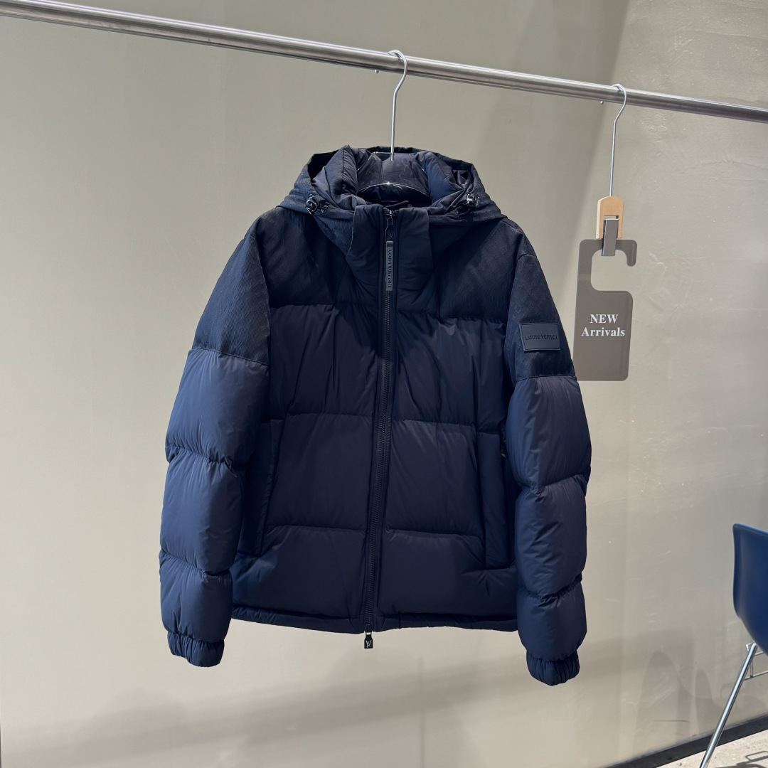 #正品级:
𝐋𝐨𝐮𝐢𝐬 𝐕𝐮𝐢𝐭𝐭𝐨𝐧｜路易威登 Ecodown 双拼压纹老花𝐋𝐨𝐠𝐨 连帽【可卸帽】短款 鹅绒羽绒服#V03#

𝐒𝐢𝐳𝐞:48# 50# 52# 54# 56#

产品颜色：黑色