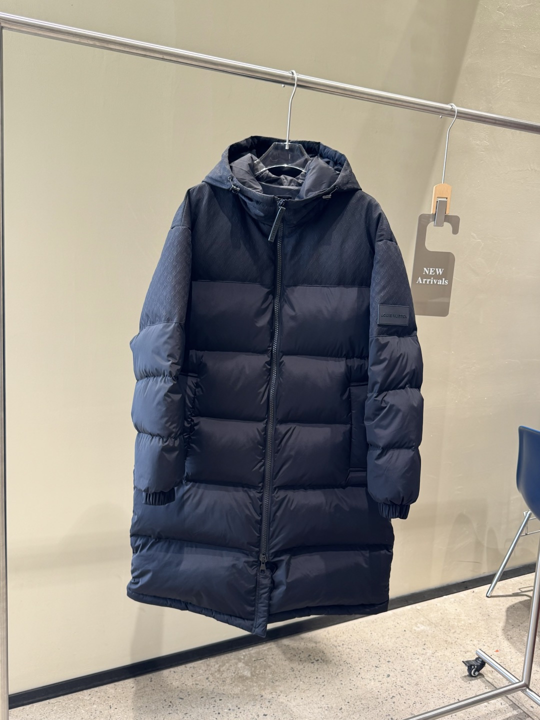 #正品级
𝐋𝐨𝐮𝐢𝐬 𝐕𝐮𝐢𝐭𝐭𝐨𝐧｜路易威登 Ecodown 双拼压纹老花𝐋𝐨𝐠𝐨 连帽 长款鹅绒 羽绒服 #V02#

𝐒𝐢𝐳𝐞:48# 50# 52# 54# 56#

产品颜色：黑色