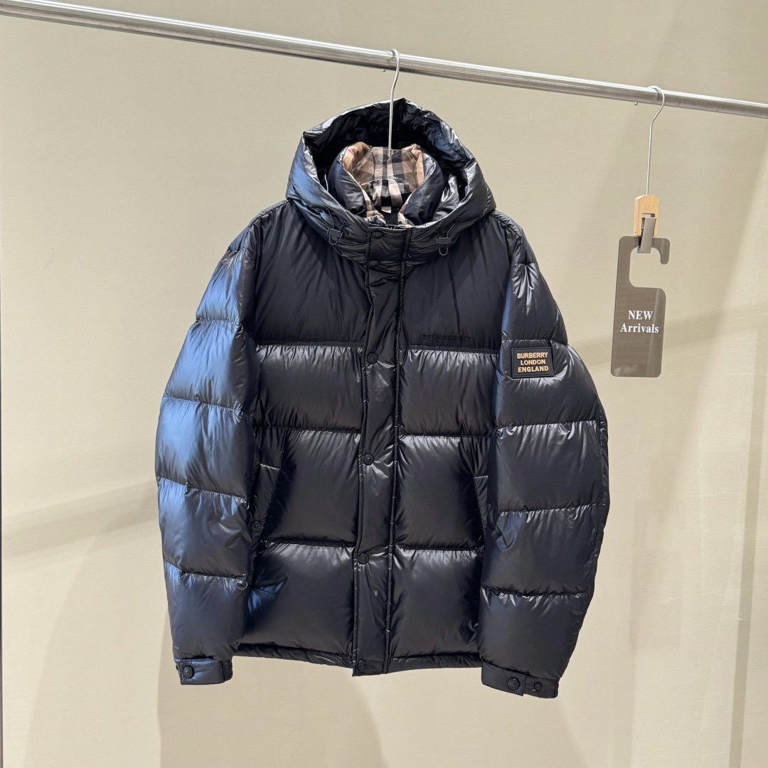 𝗕𝘂𝗿𝗯𝗲𝗿𝗿𝘆博柏利 /巴宝莉 字母Logo徽章 羽绒服   

𝗦𝗶𝘇𝗲：𝟰𝟴 𝟱𝟬 𝟱𝟮 𝟱𝟰 𝟱𝟲  

产品配色： 黑色、 深棕色  

编码：000800C