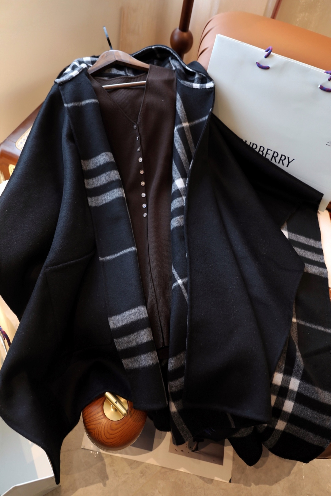 NO:552625,The embroidery is very nice, Zhang Jingyi has the same cloak! Burberry 24 winter hooded plaid cloak. Made of cashmere, double-sided! Although the price in the cabinet is 2.85, it is still very valuable! You can see the details by looking at the pictures. It is full of texture and the materials are also top-notch! The style of 'Wizard Hat' brings a lot of age reduction ~ ordinary scarf, ordinary scarf, burberry, hats19860909刺绣非常nice,张婧仪同款斗篷! Burberry 24冬季连帽格纹斗篷. 山羊绒的材质,双面可用! 柜柜里价格虽达2.85个,不过也非常有份量喔! 细节看图就知道 质感满满,用料同样到顶! “巫师帽”的款式,带来不少的减龄感~普通围巾,普通围巾,burberry,hats,scarf