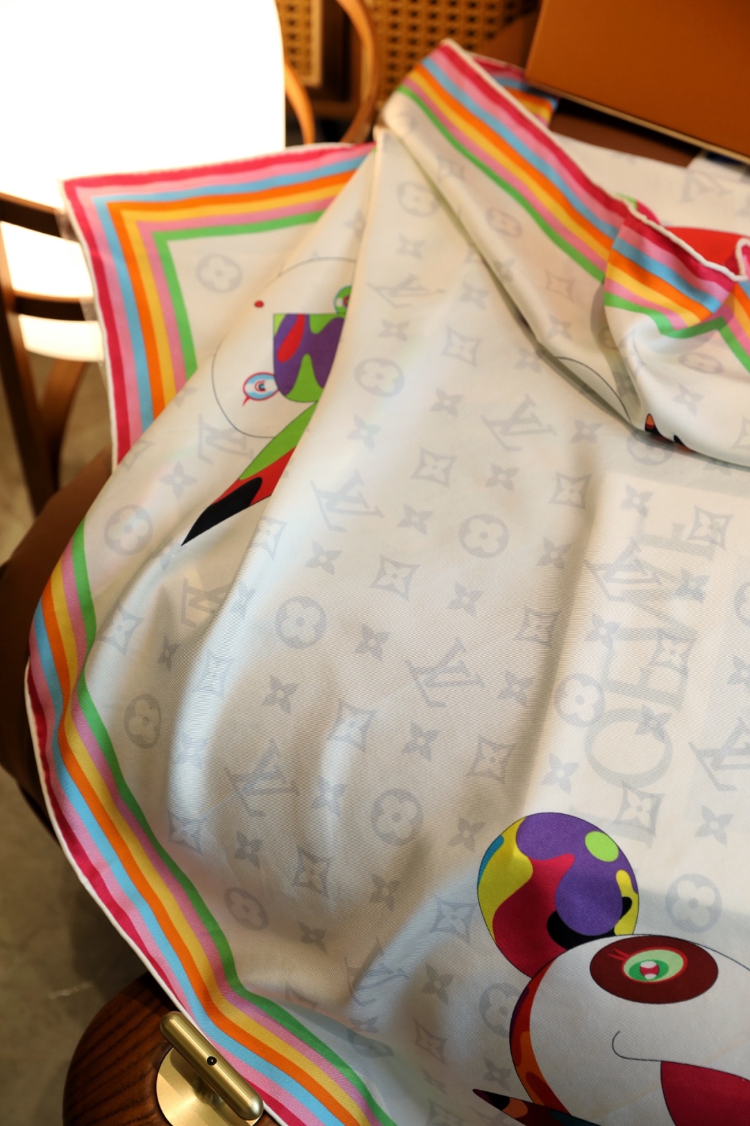 
18姆米砂洗斜纹真丝，LV x TM Monogram Multicolor 方巾出自路易威登与村上隆