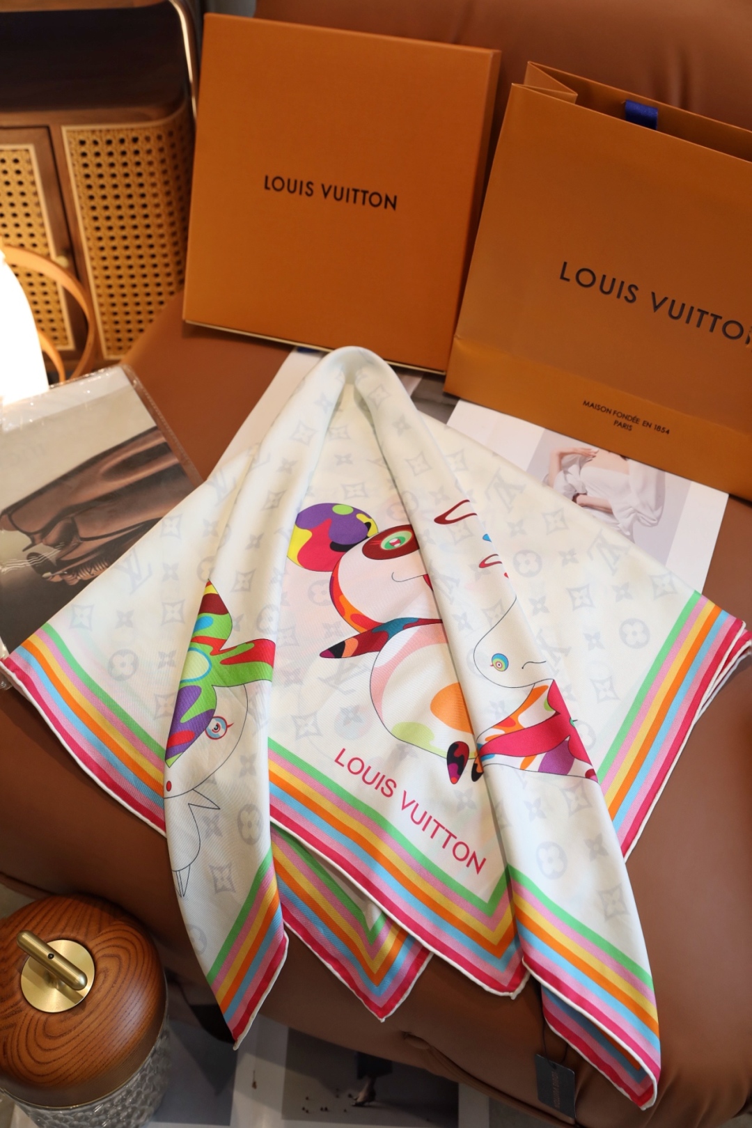 
18姆米砂洗斜纹真丝，LV x TM Monogram Multicolor 方巾出自路易威登与村上隆