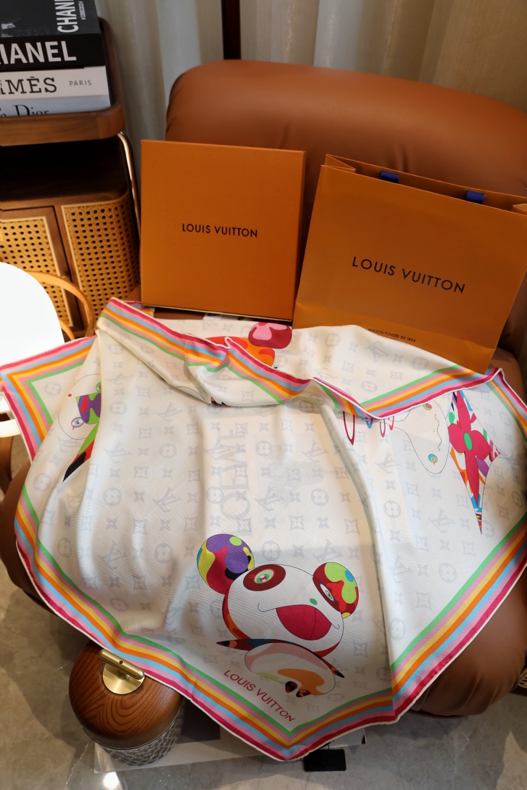 
18姆米砂洗斜纹真丝，LV x TM Monogram Multicolor 方巾出自路易威登与村上隆