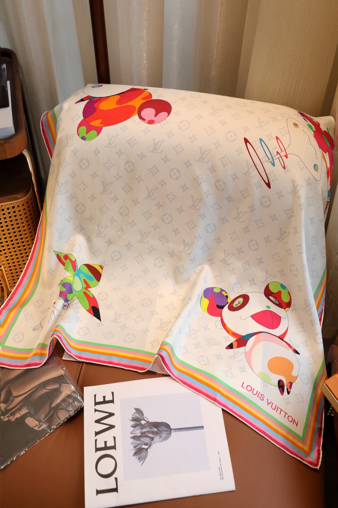 
18姆米砂洗斜纹真丝，LV x TM Monogram Multicolor 方巾出自路易威登与村上隆