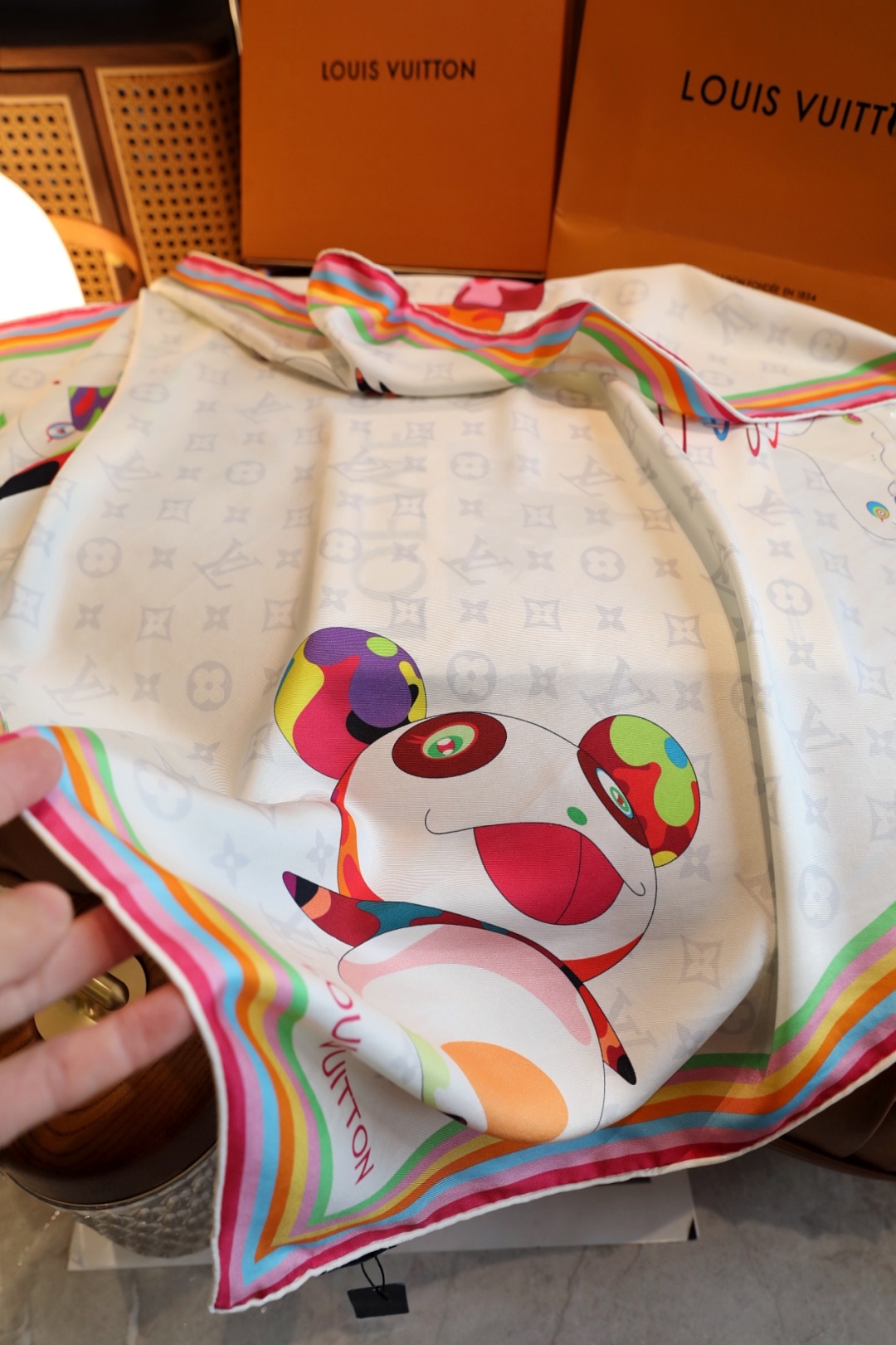 
18姆米砂洗斜纹真丝，LV x TM Monogram Multicolor 方巾出自路易威登与村上隆