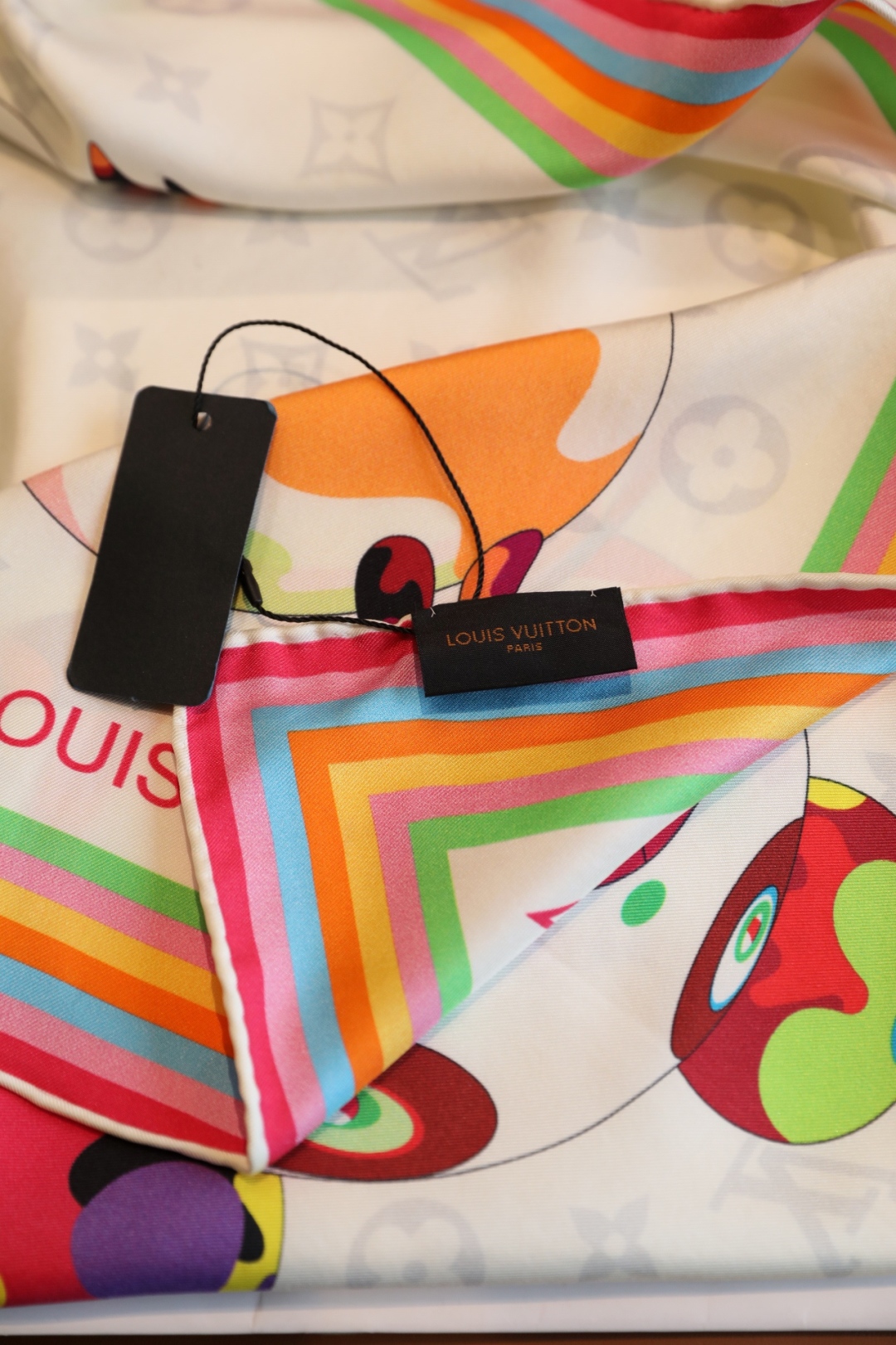
18姆米砂洗斜纹真丝，LV x TM Monogram Multicolor 方巾出自路易威登与村上隆