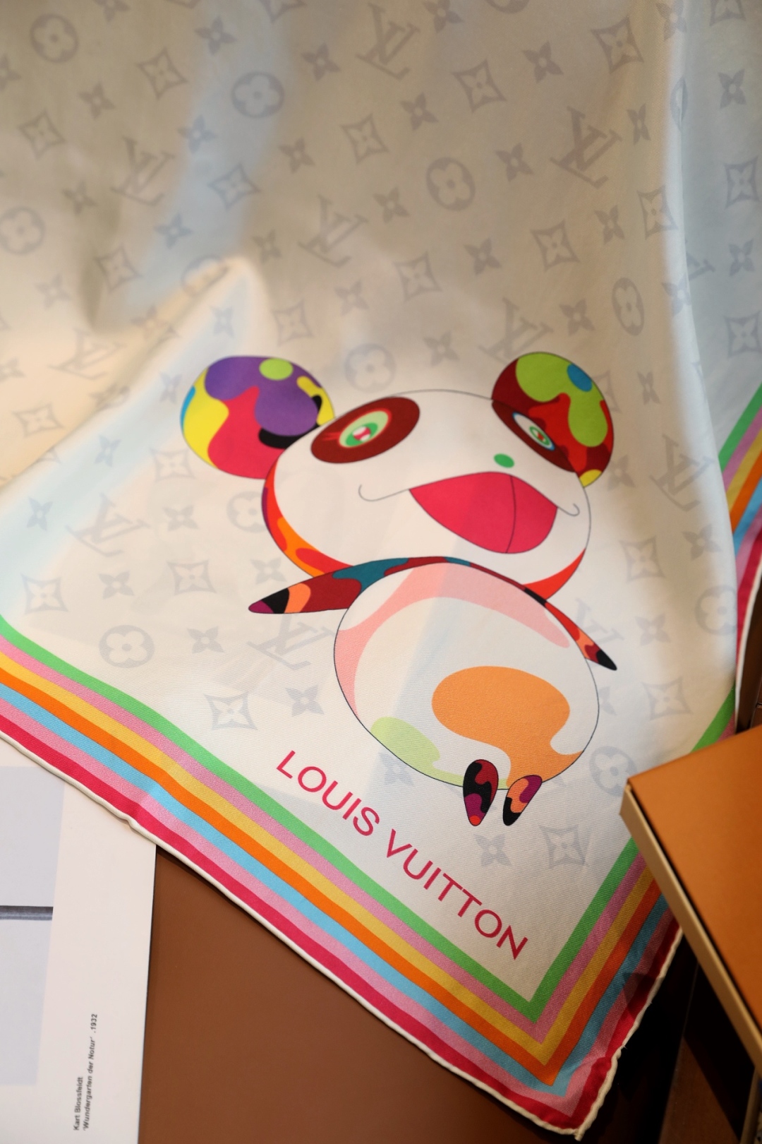 
18姆米砂洗斜纹真丝，LV x TM Monogram Multicolor 方巾出自路易威登与村上隆