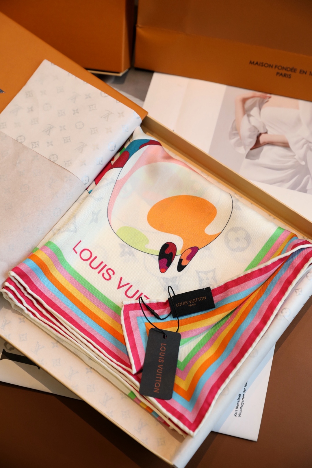 
18姆米砂洗斜纹真丝，LV x TM Monogram Multicolor 方巾出自路易威登与村上隆