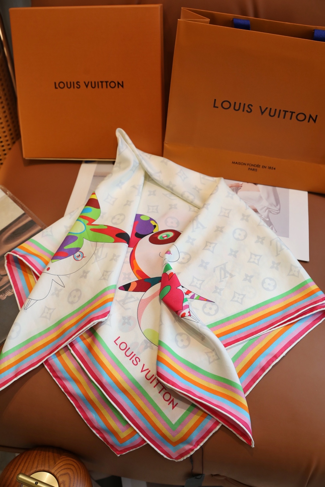
18姆米砂洗斜纹真丝，LV x TM Monogram Multicolor 方巾出自路易威登与村上隆