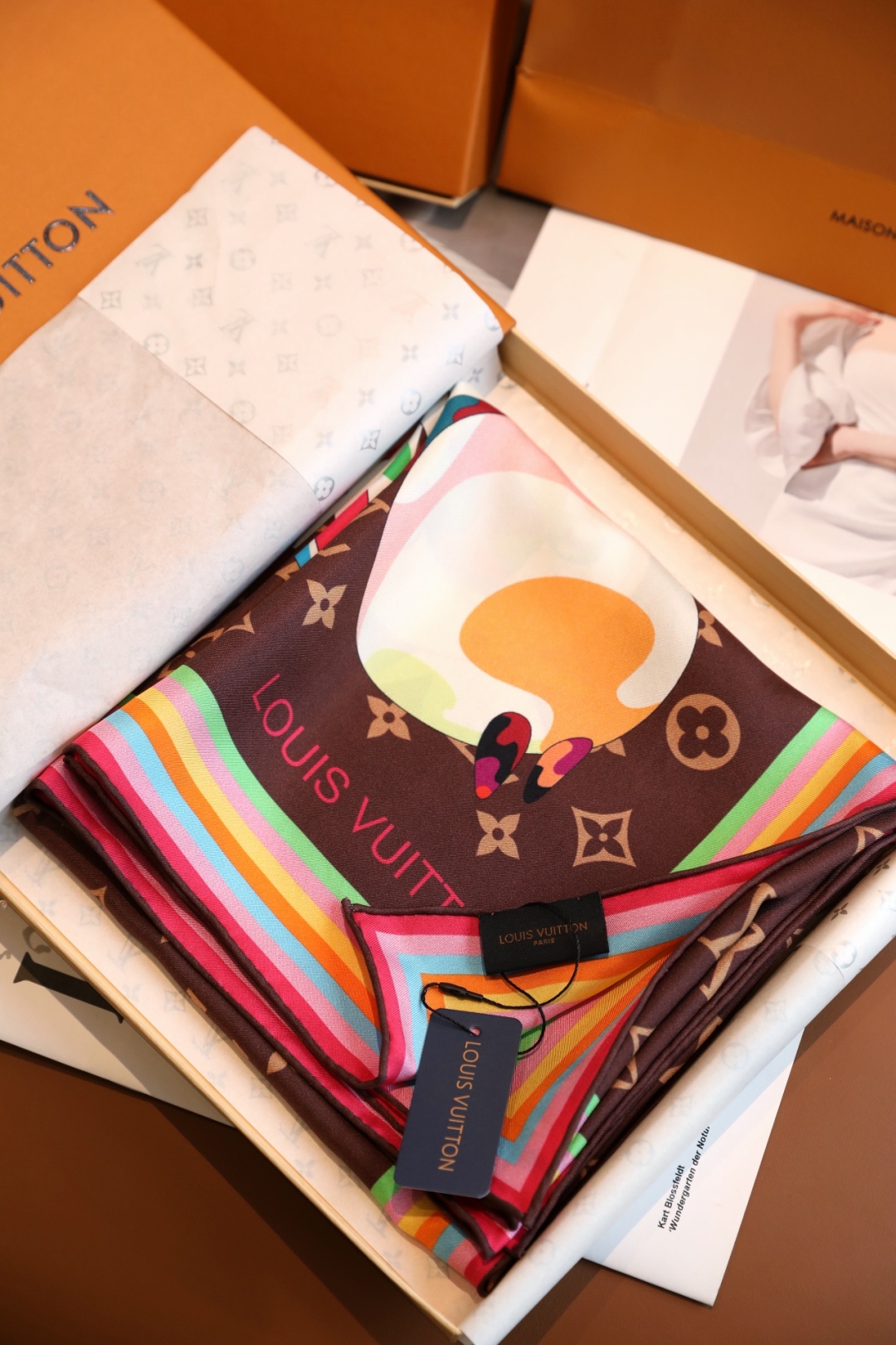 
18姆米砂洗斜纹真丝，LV x TM Monogram Multicolor 方巾出自路易威登与村上隆