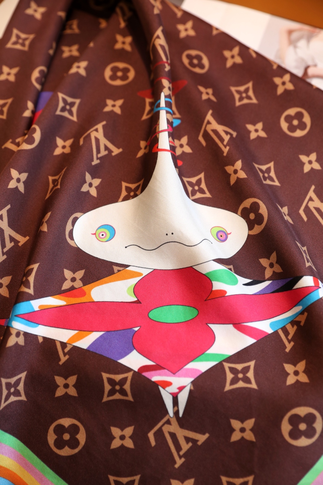 
18姆米砂洗斜纹真丝，LV x TM Monogram Multicolor 方巾出自路易威登与村上隆