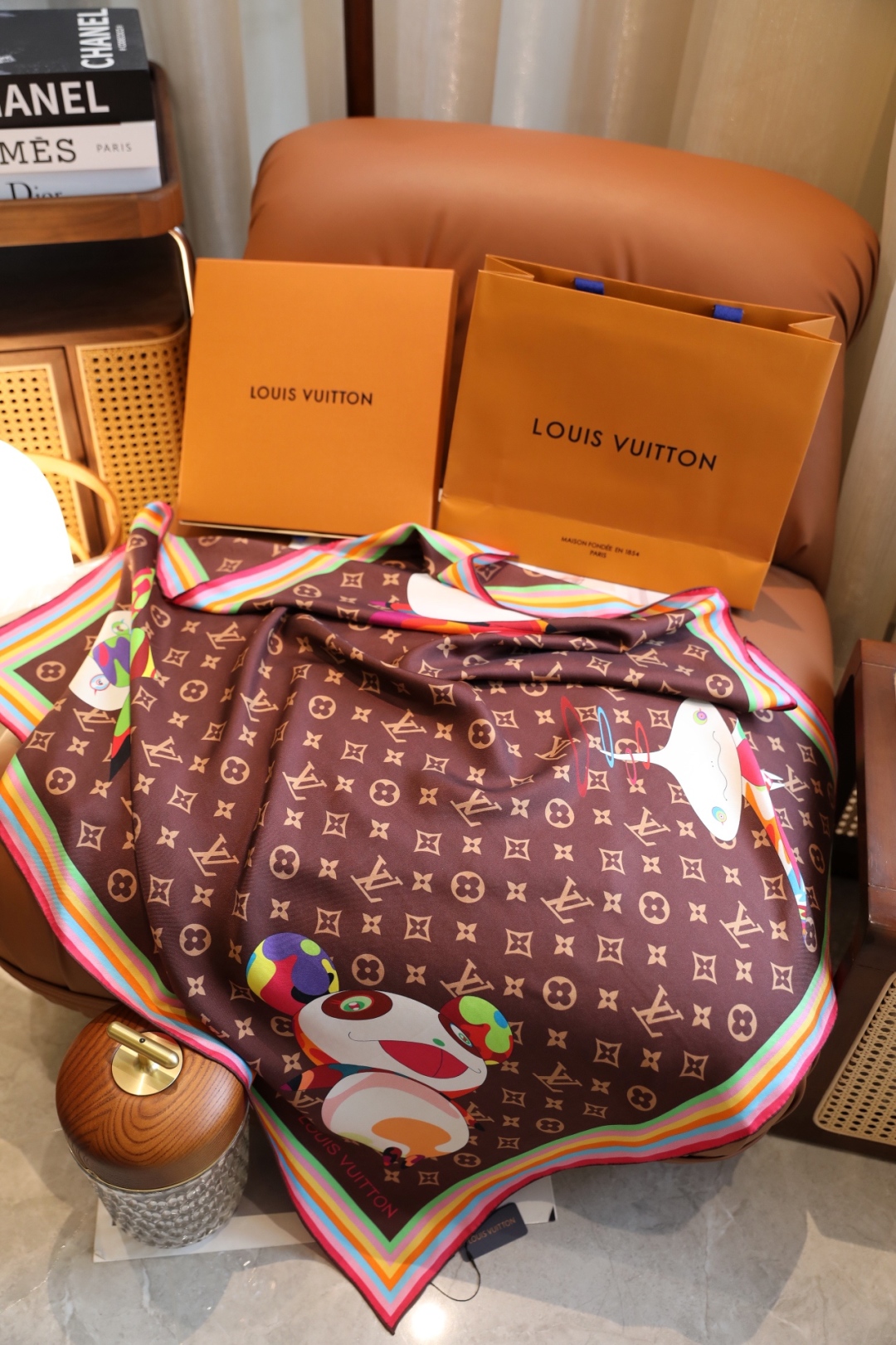 
18姆米砂洗斜纹真丝，LV x TM Monogram Multicolor 方巾出自路易威登与村上隆
