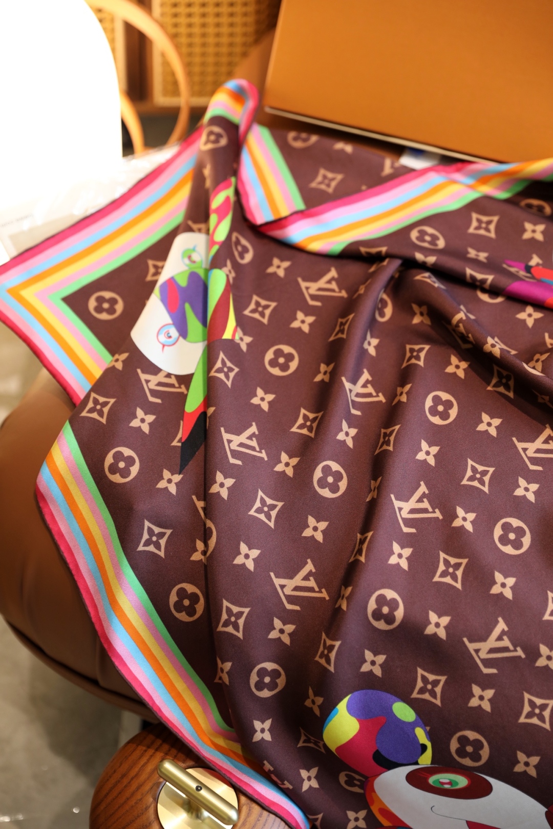 
18姆米砂洗斜纹真丝，LV x TM Monogram Multicolor 方巾出自路易威登与村上隆