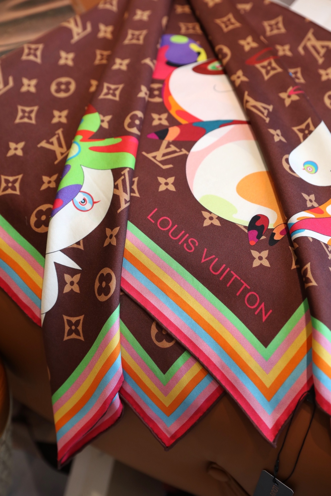 
18姆米砂洗斜纹真丝，LV x TM Monogram Multicolor 方巾出自路易威登与村上隆