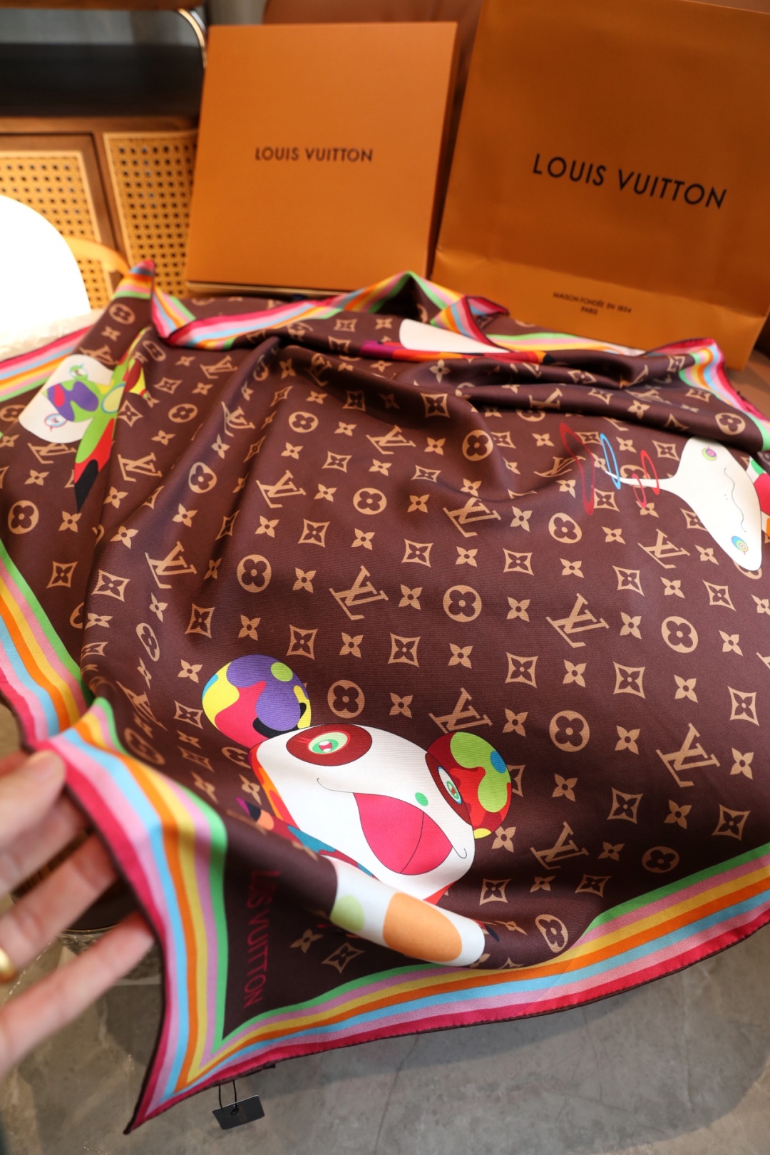 
18姆米砂洗斜纹真丝，LV x TM Monogram Multicolor 方巾出自路易威登与村上隆