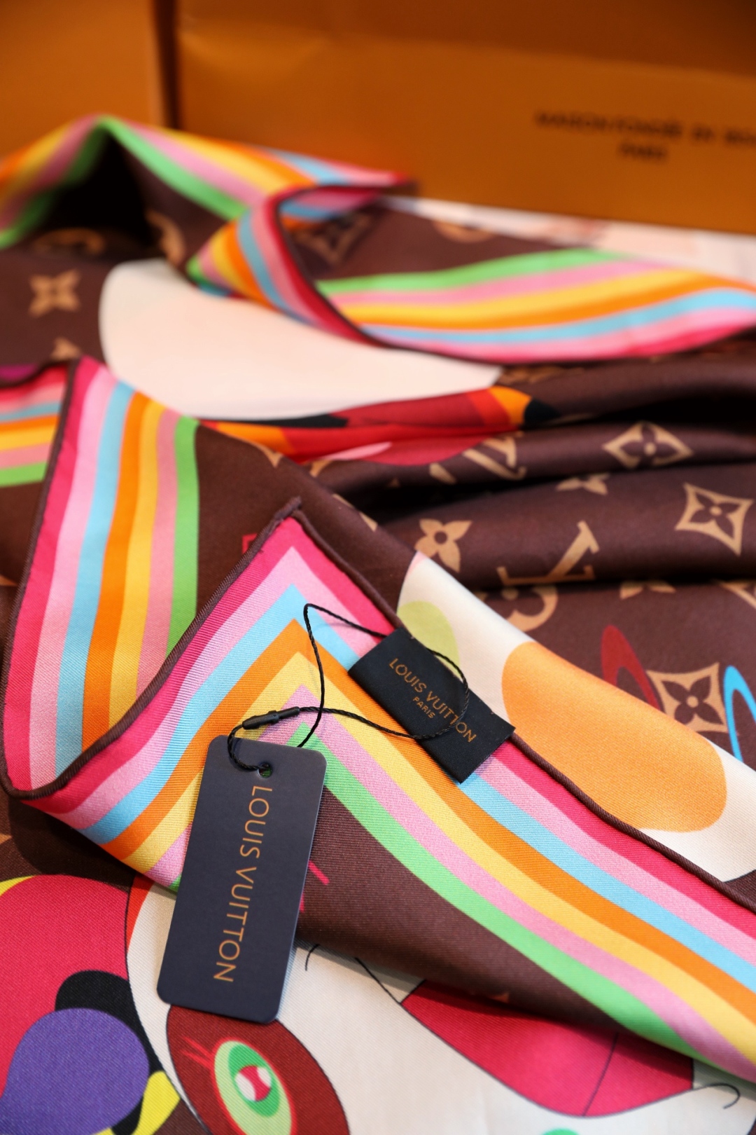 
18姆米砂洗斜纹真丝，LV x TM Monogram Multicolor 方巾出自路易威登与村上隆
