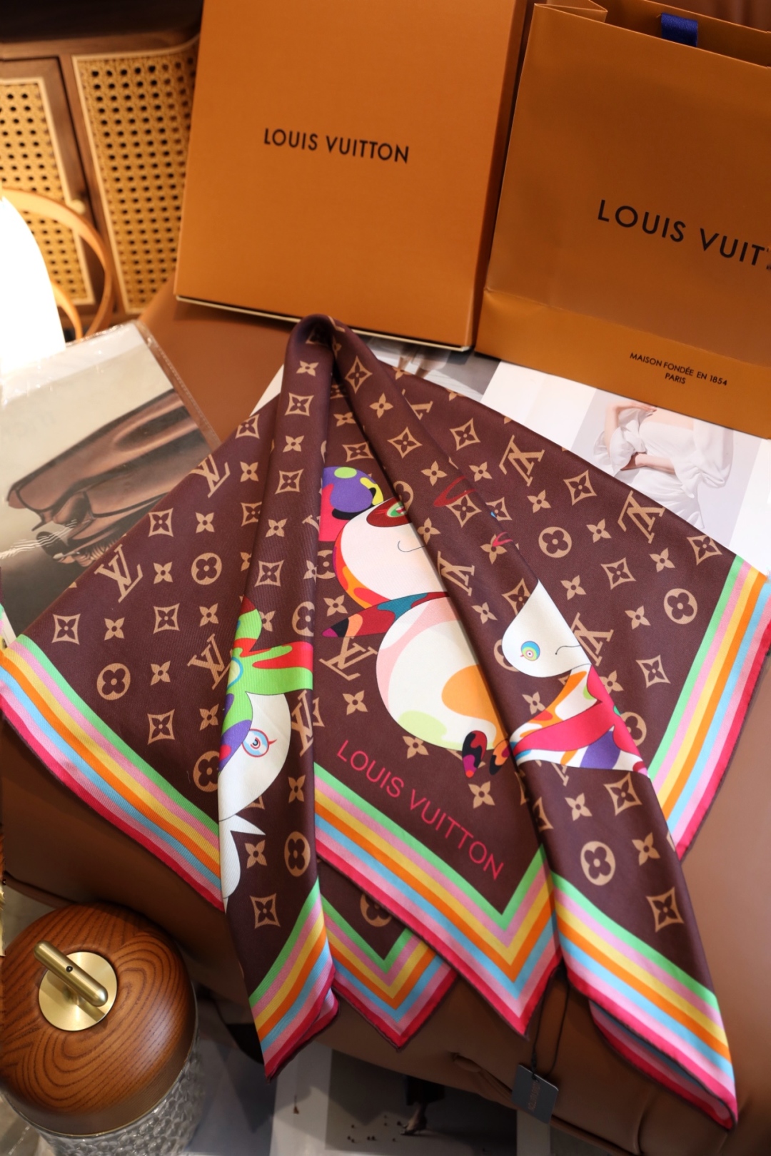 
18姆米砂洗斜纹真丝，LV x TM Monogram Multicolor 方巾出自路易威登与村上隆