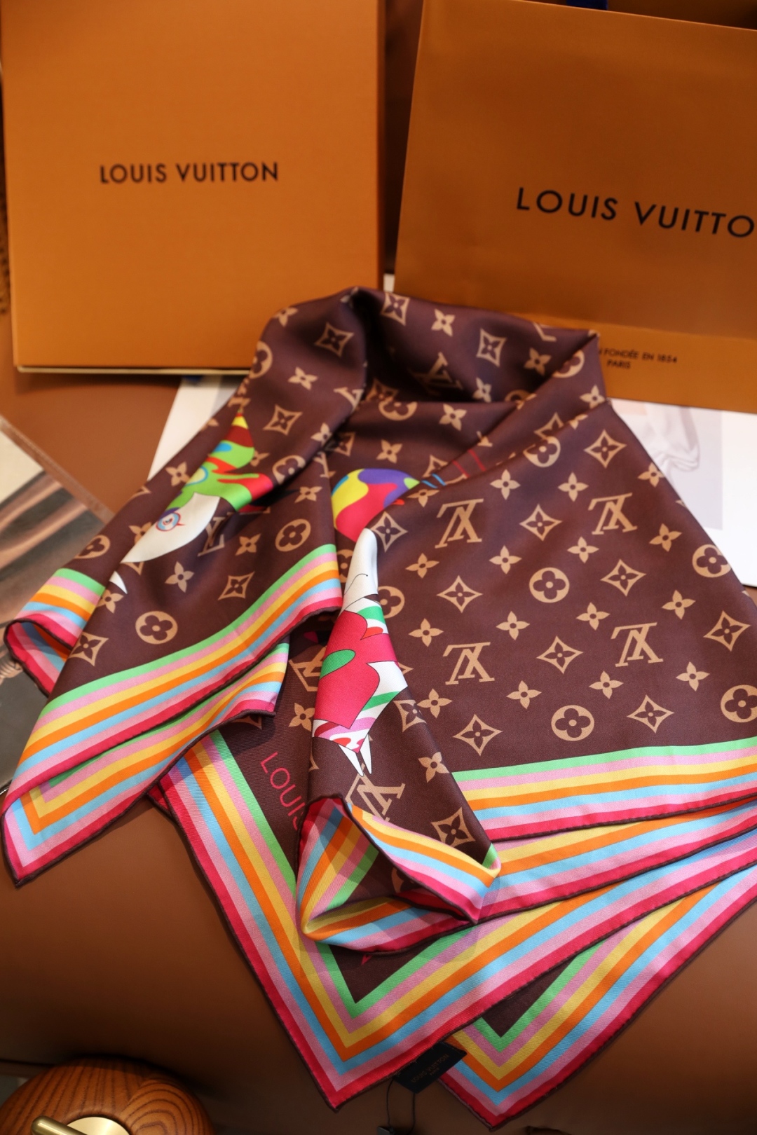 
18姆米砂洗斜纹真丝，LV x TM Monogram Multicolor 方巾出自路易威登与村上隆